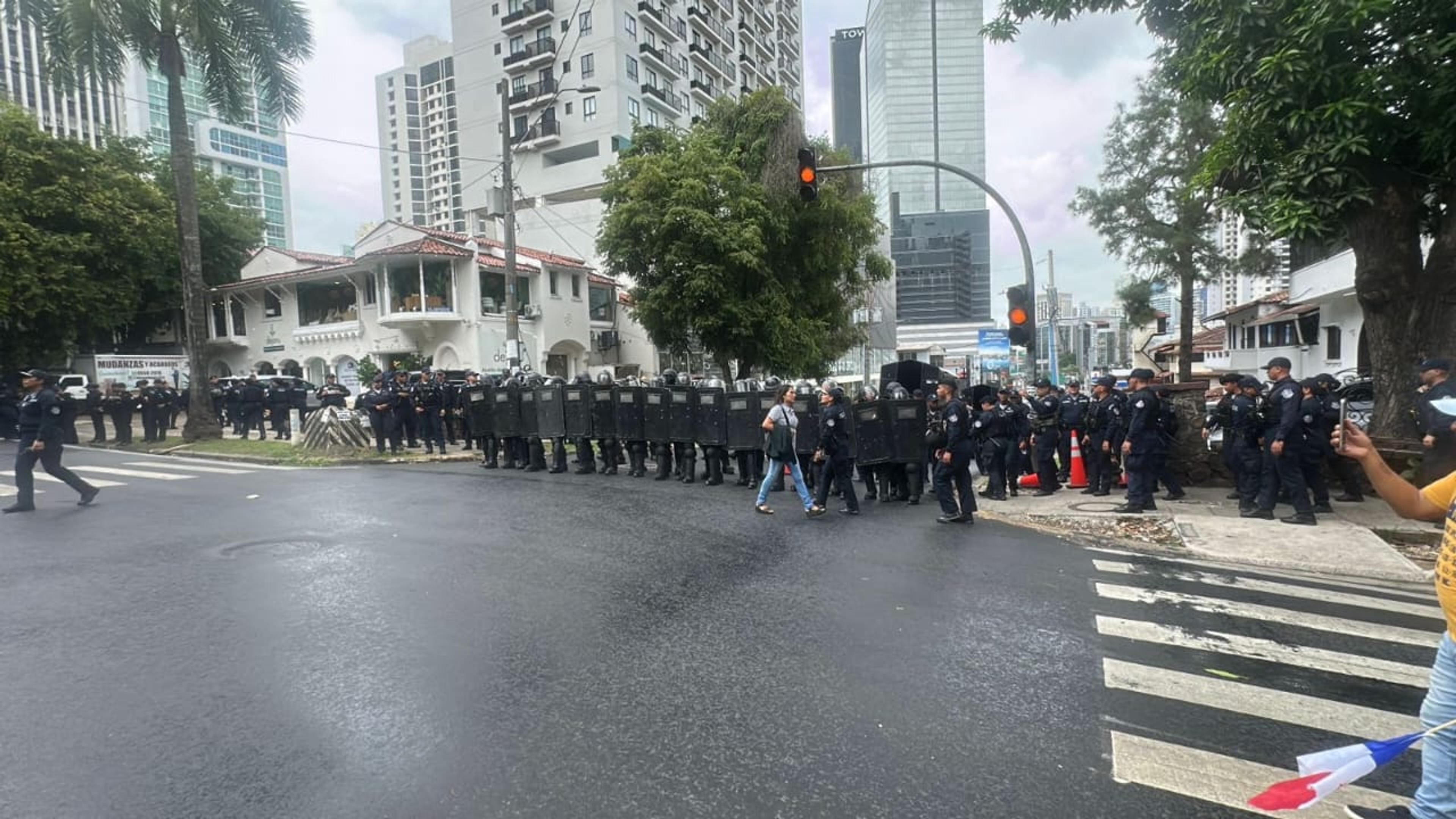 Teachers outside Supreme Court in Panama