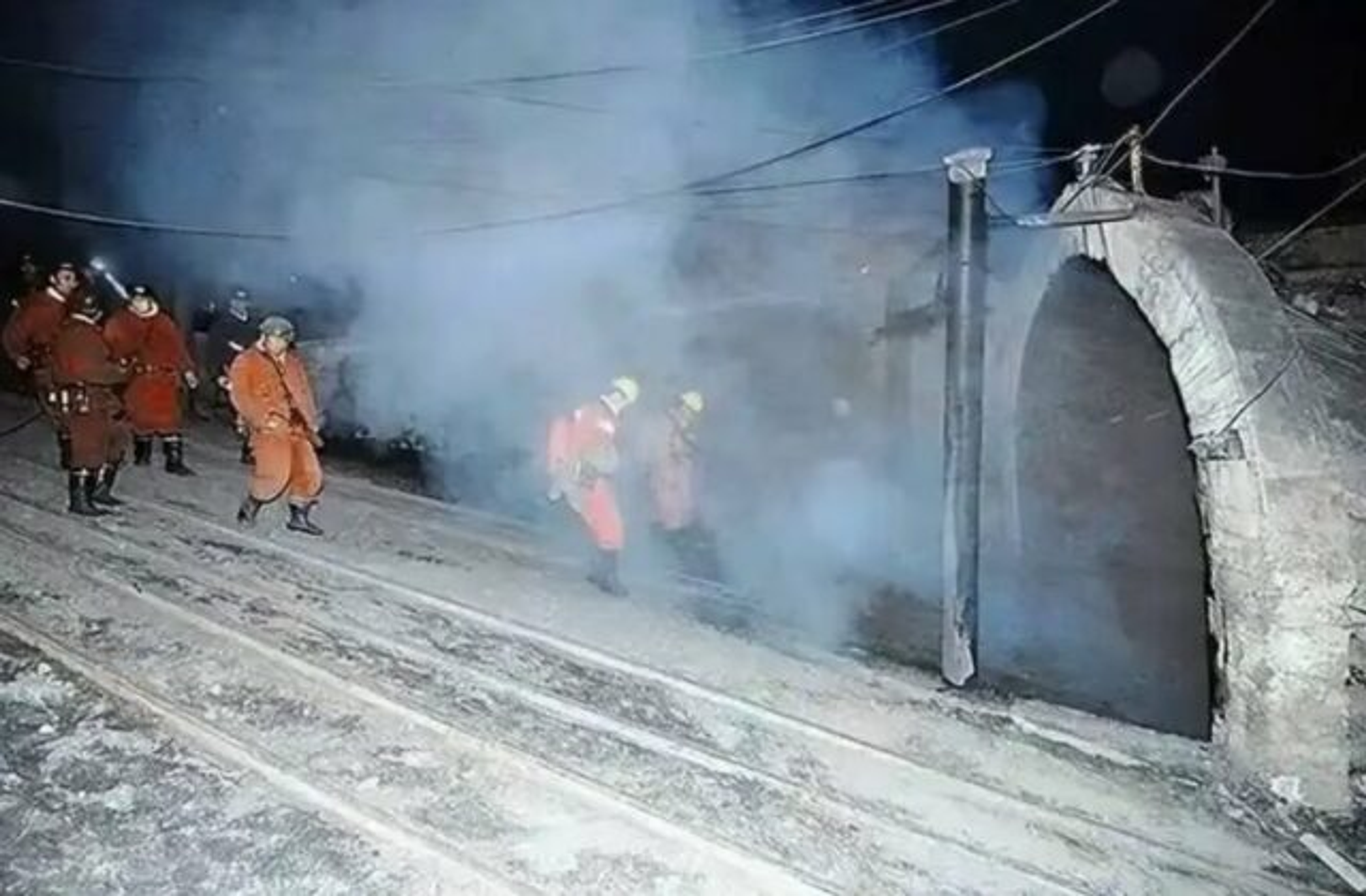 Les secouristes près de l'entrée de la mine de charbon de Liushenyu après l'explosion.
