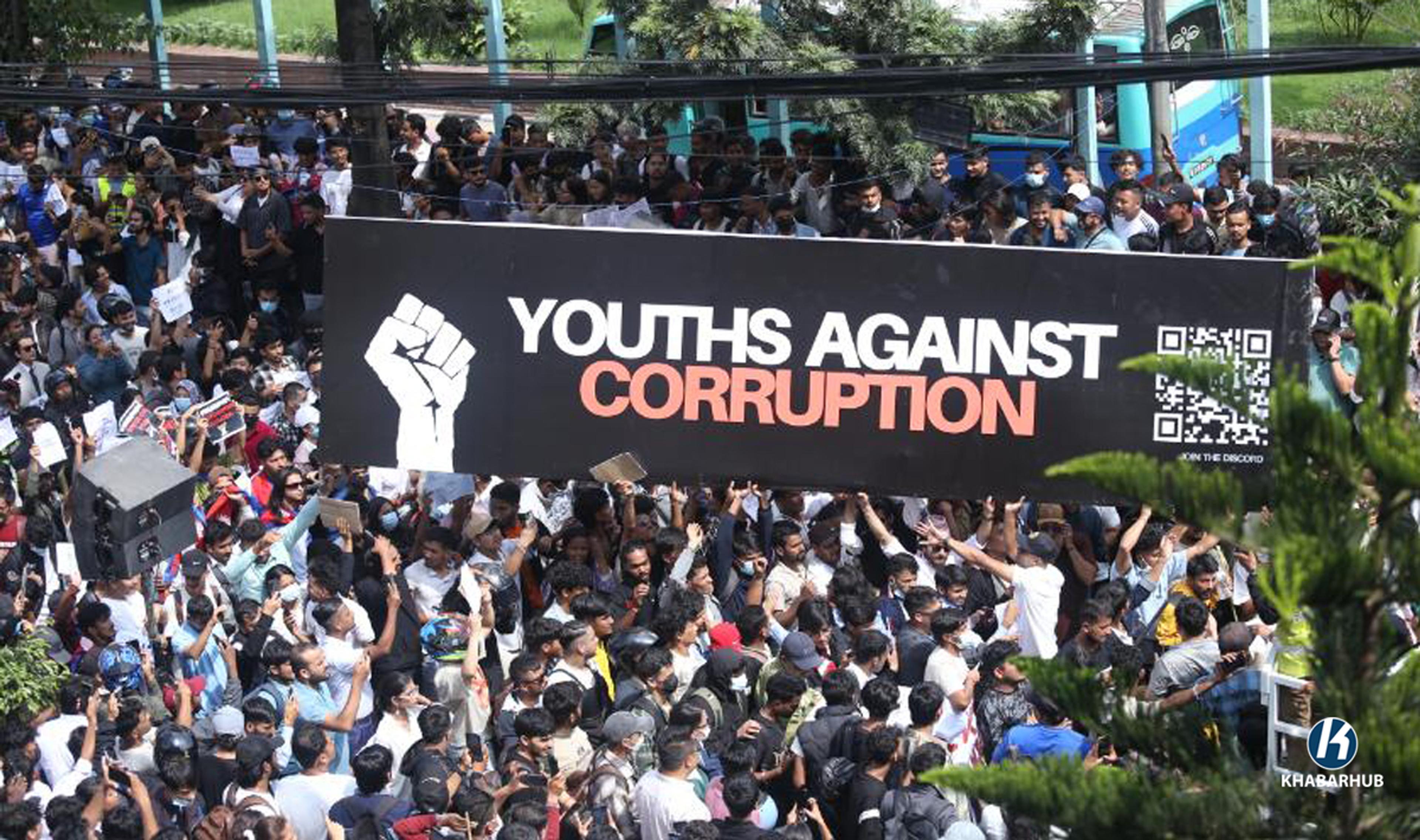 De jeunes manifestants portent une bannière sur laquelle est écrit « Génération Z contre la corruption et le népotisme » dans les rues de Katmandou, reflétant les griefs fondamentaux du mouvement. Par Khabarhub.