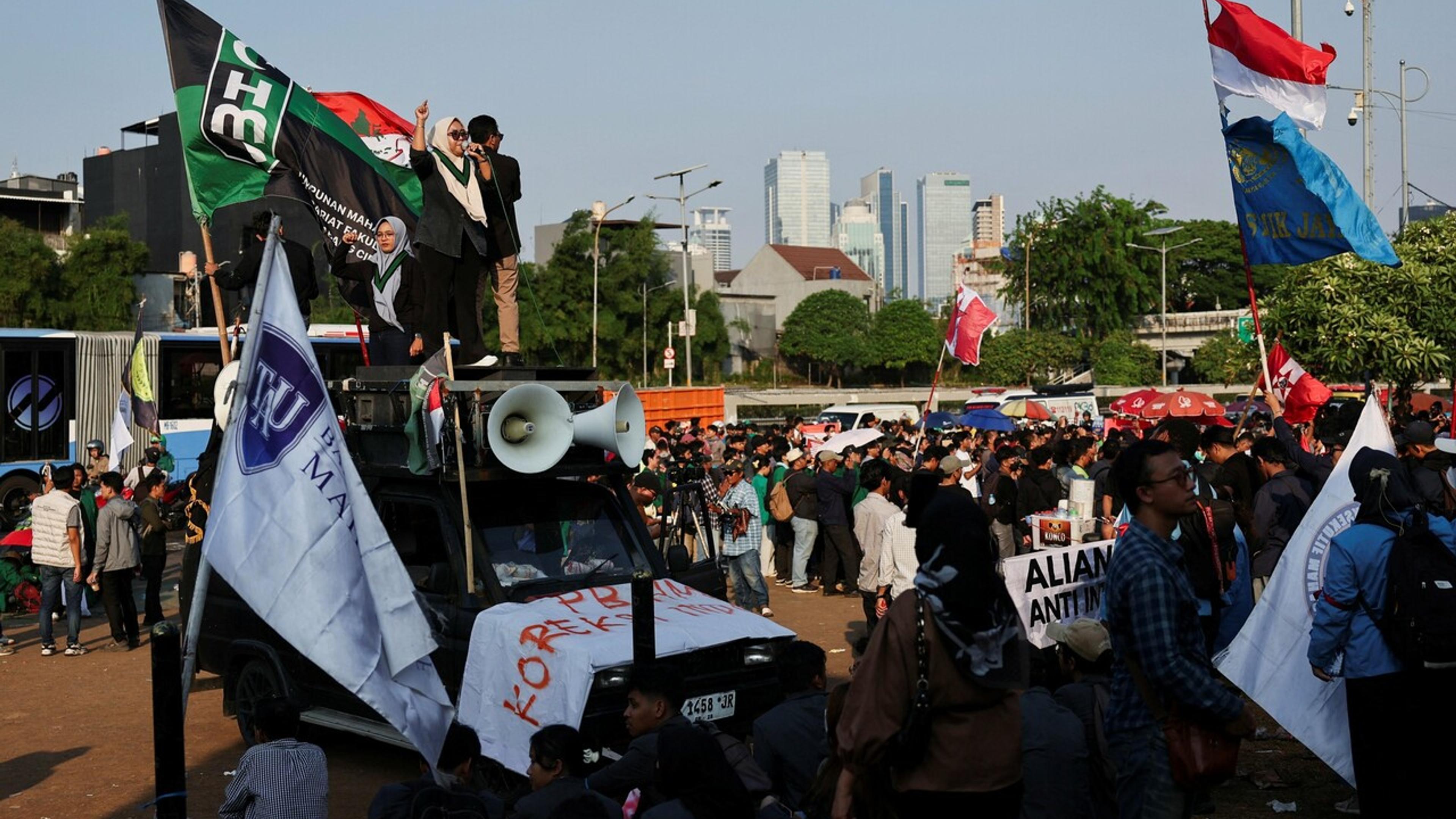 Protestas mortales en Indonesia estallan por los lujosos beneficios de los legisladores
