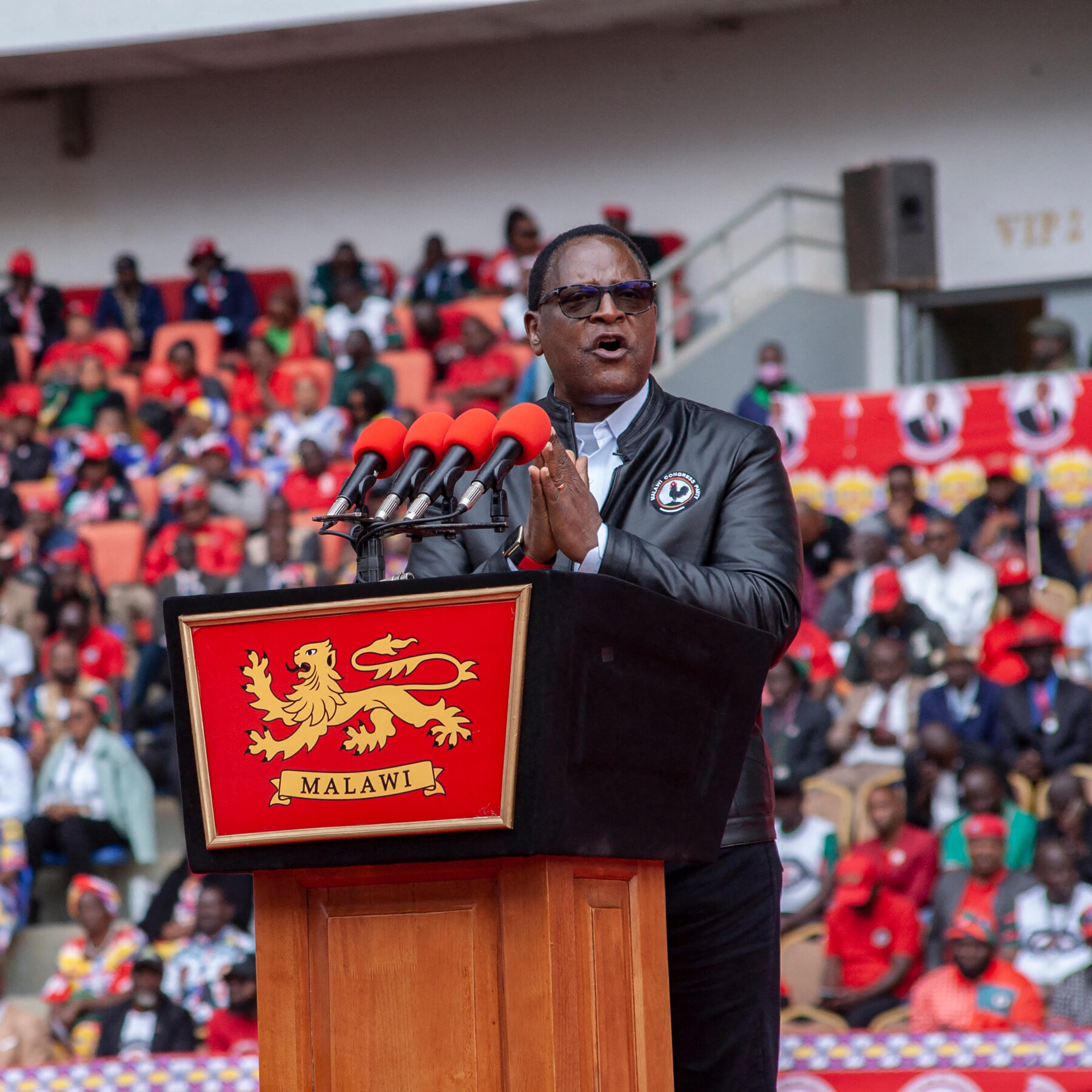 Le leader malawien s'adressant à une foule lors des élections de 2025.