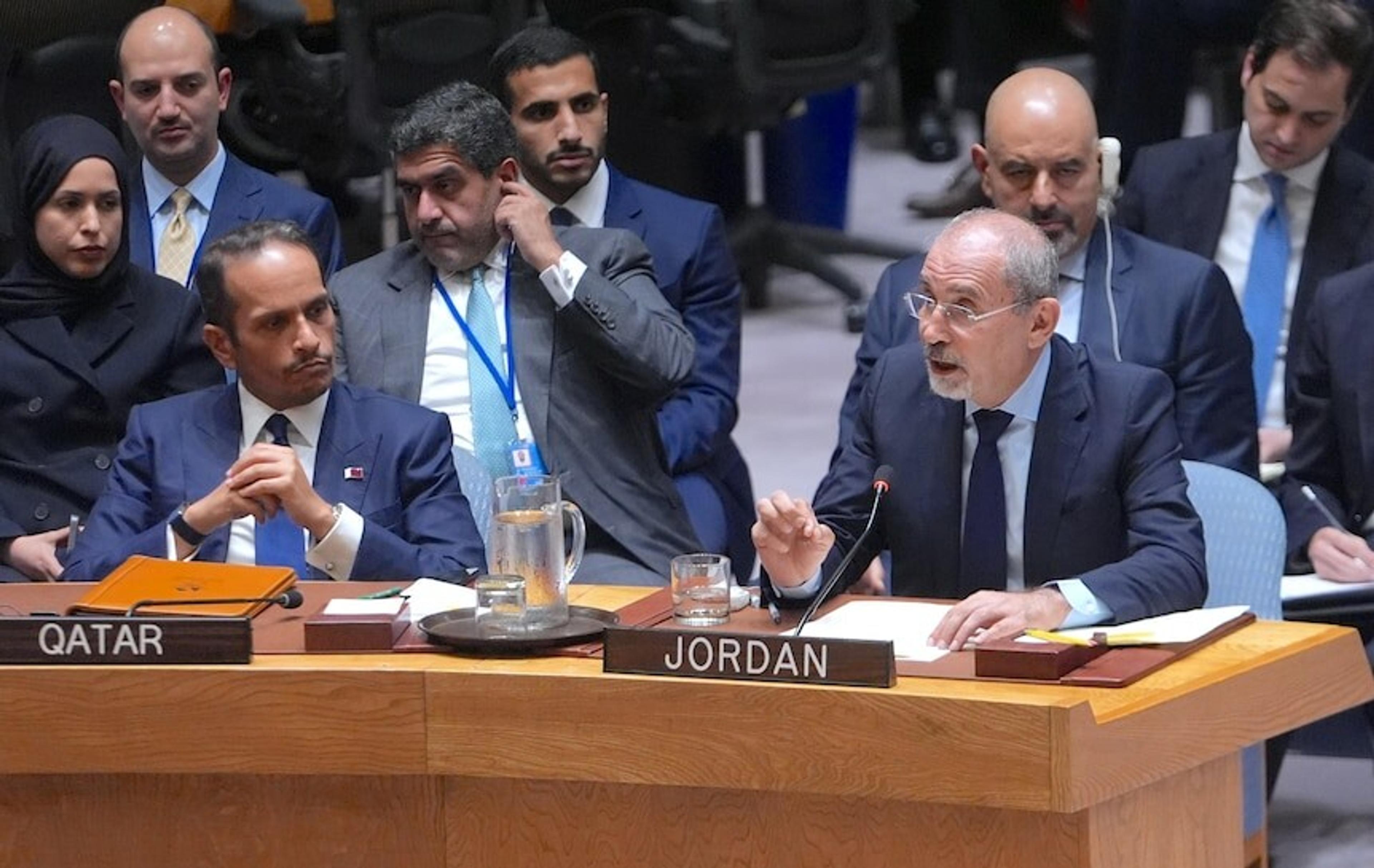 Le Premier ministre et ministre des Affaires étrangères du Qatar, Sheikh Mohammed bin Abdulrahman bin Jassim Al-Thani (à gauche), et Ayman Safadi, ministre des Affaires étrangères et des Expatriés de Jordanie.