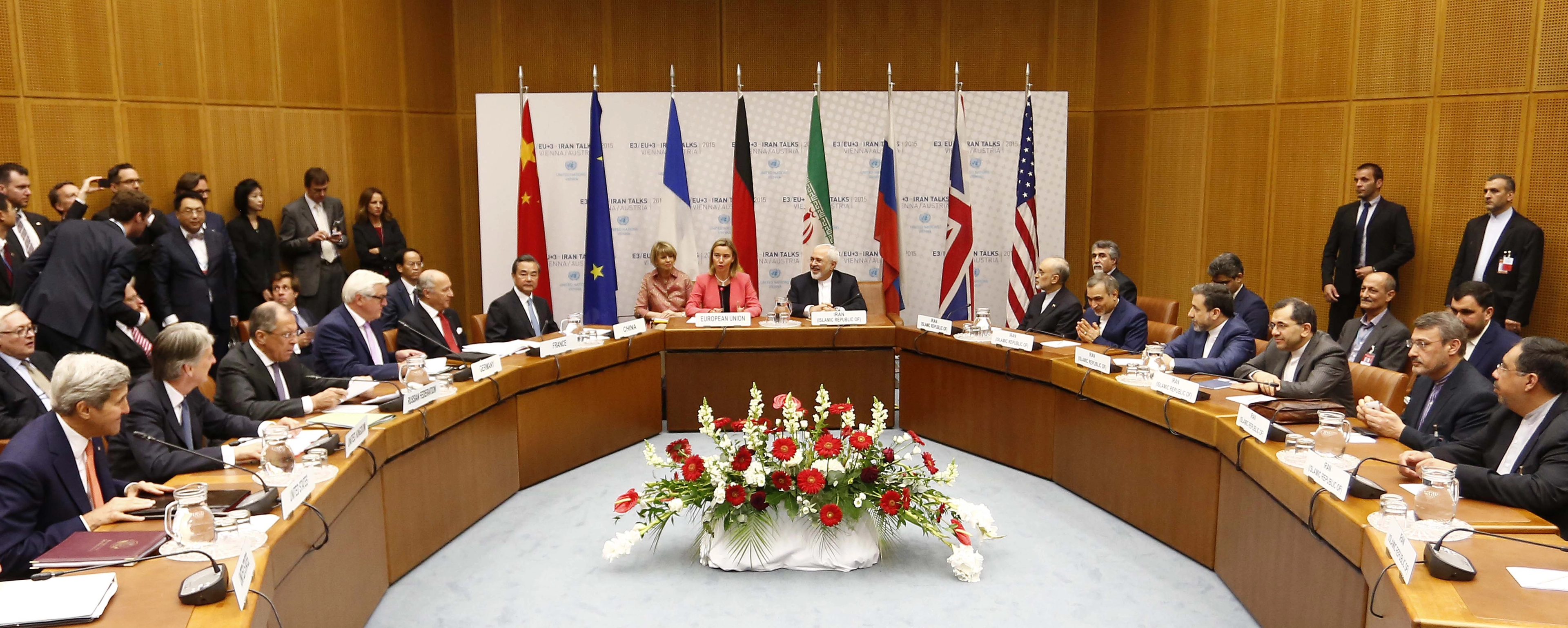 Diplomáticos en la reunión de conversaciones de paz entre EE. UU. e Irán.