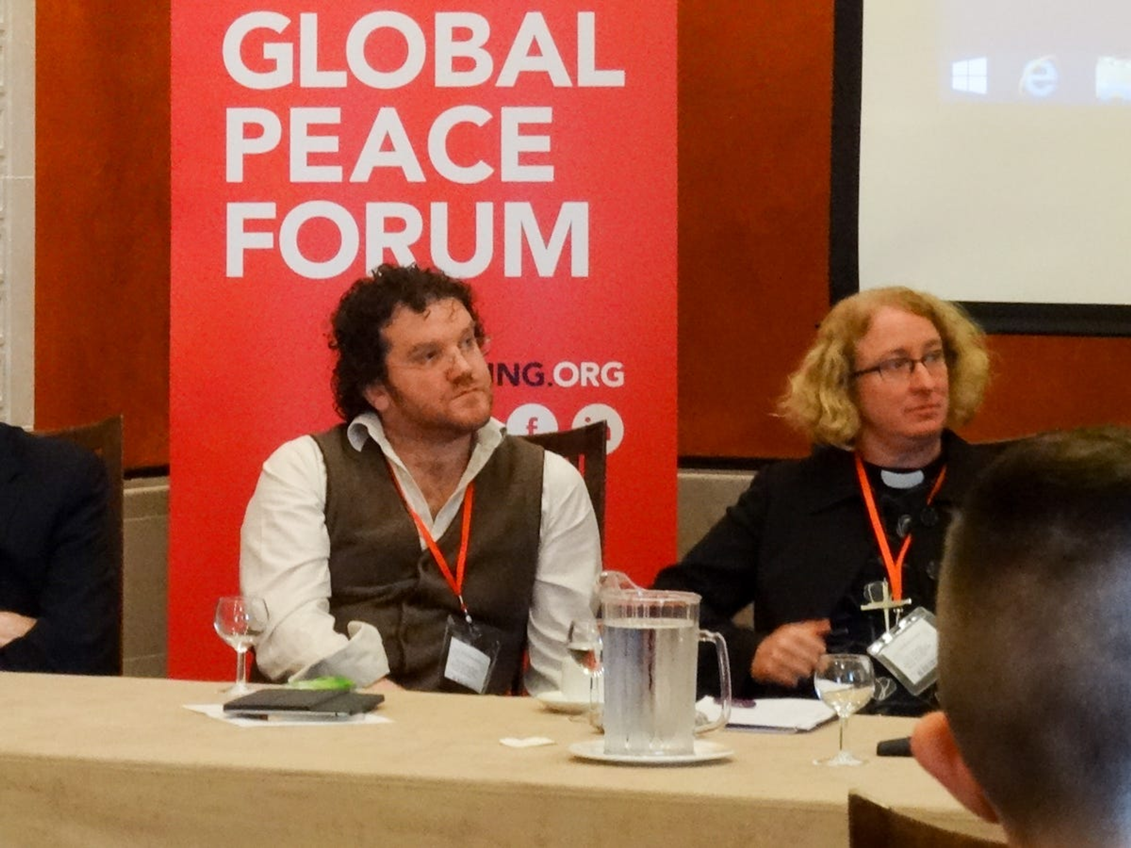Des intervenants musulmans et juifs lors d'un panel du Forum Mondial pour la Paix discutant du dialogue interreligieux et de l'héritage commun.