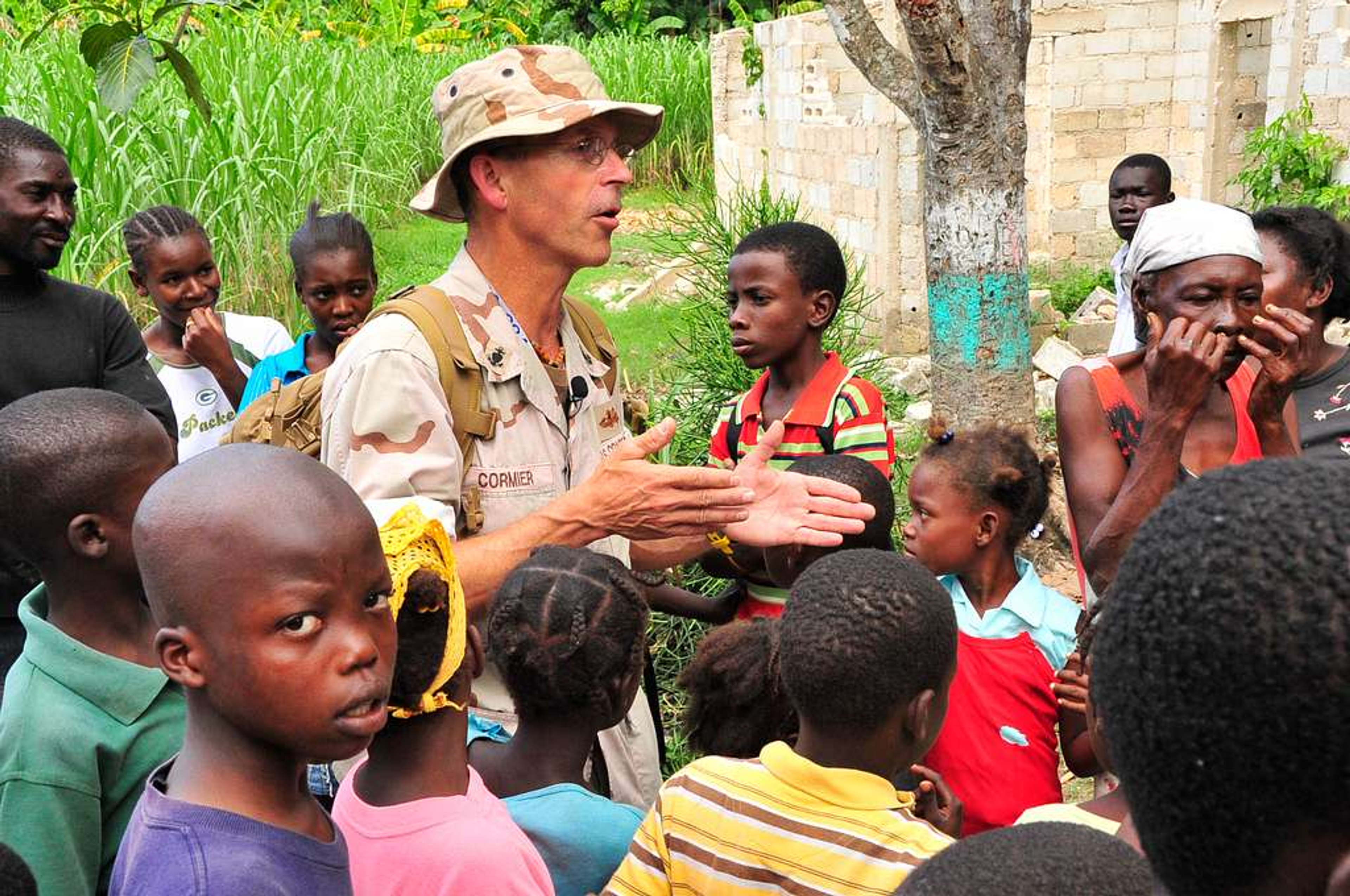 Travailleur humanitaire s'adressant à une communauté en Haïti.