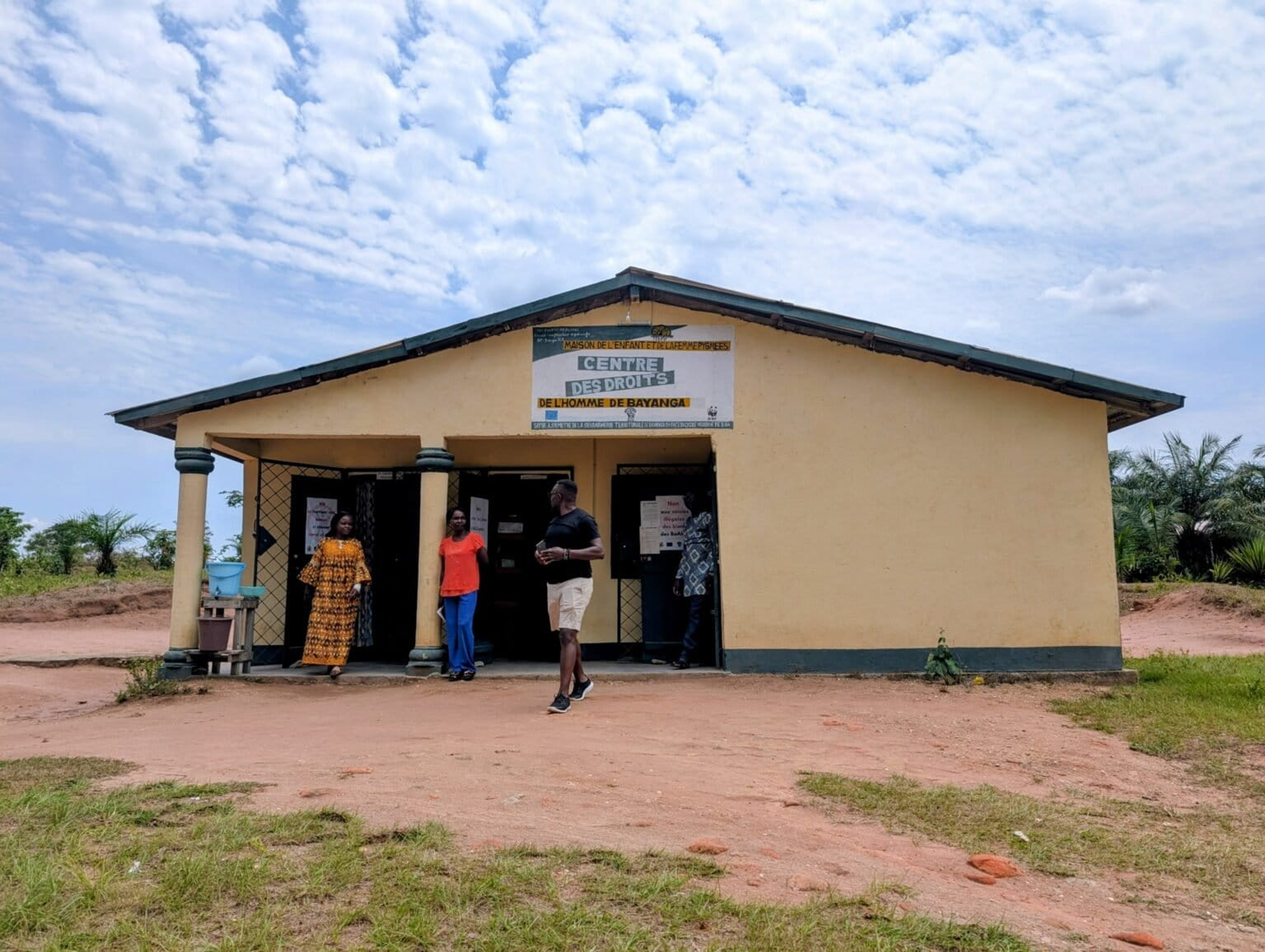 Centro de Derechos Humanos de Bayanga con locales afuera en la República Centroafricana.