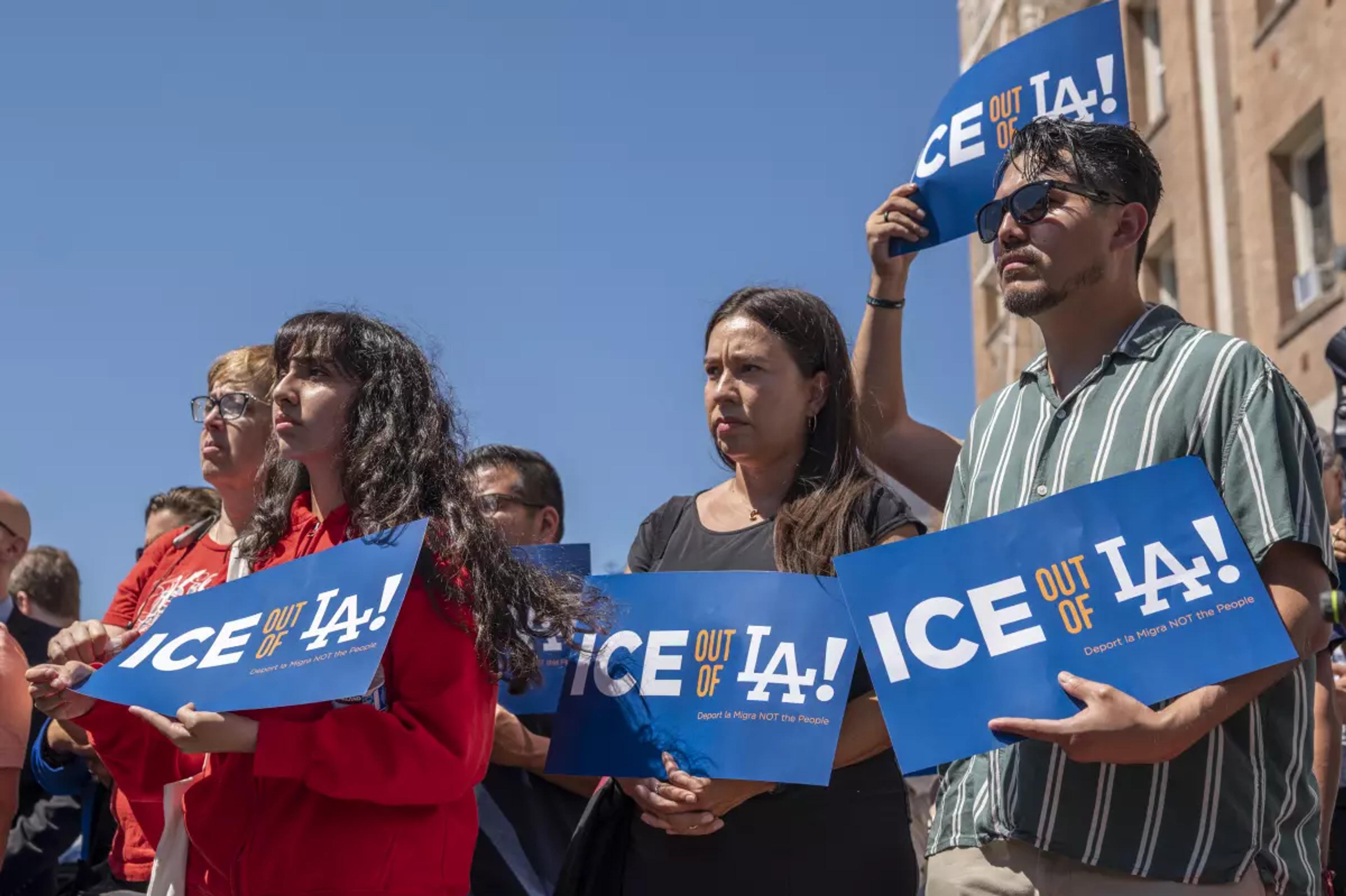 Des personnes manifestent lors d'une conférence de presse dans le quartier Westlake de Los Angeles après la décision controversée de la Cour suprême de lundi. (David Butow / Pour The Times)
