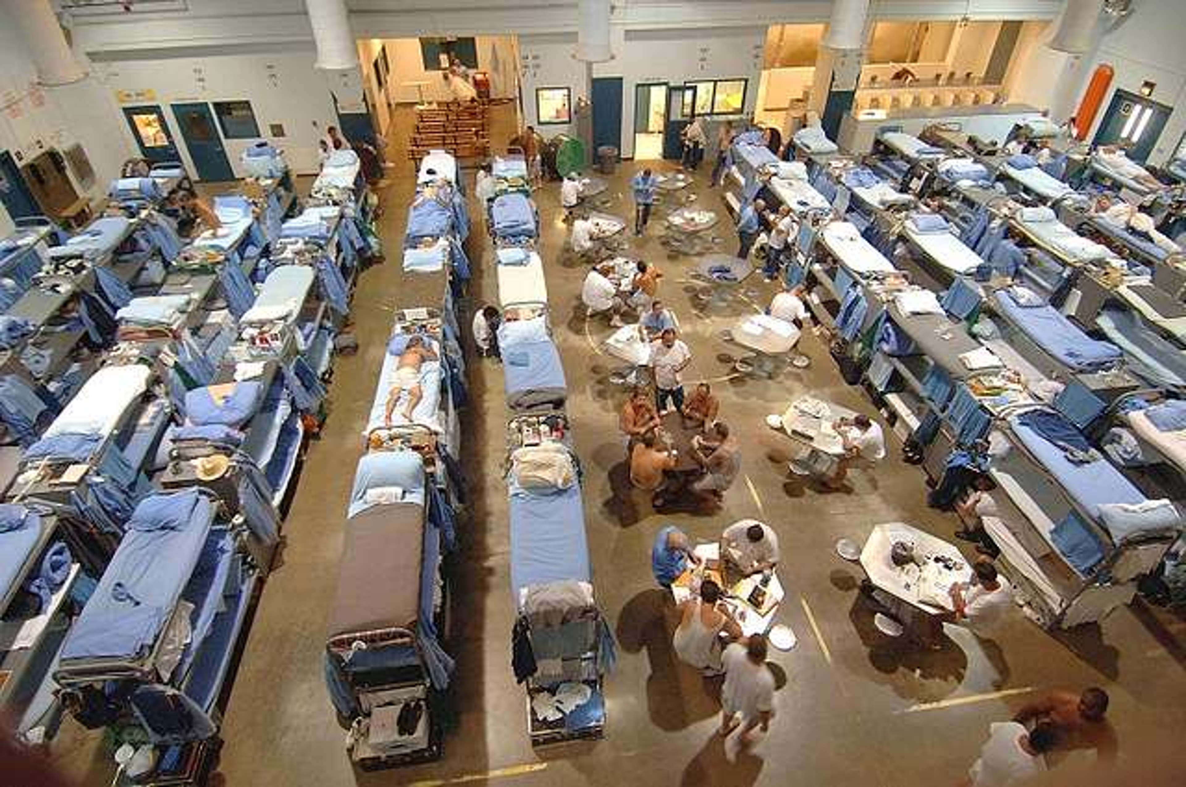 Prison surpeuplée - Une grande pièce remplie de nombreux lits