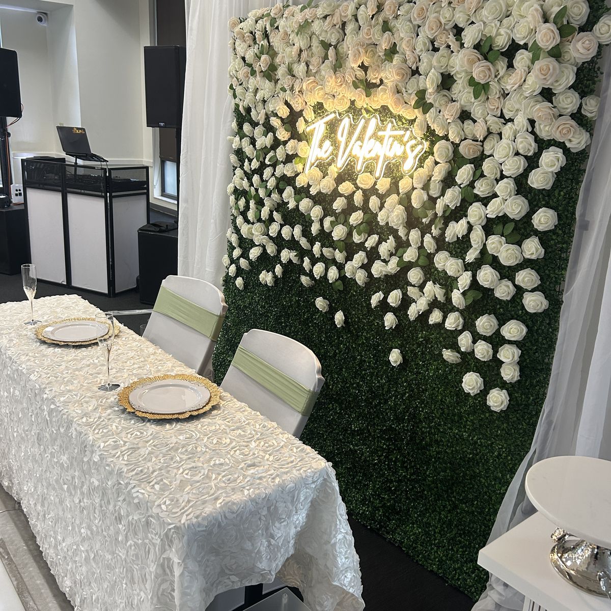 Hedge wall backdrop with a rosette linen sweetheart table