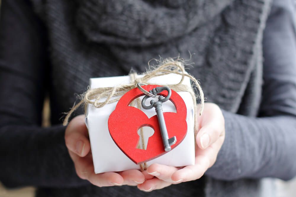5 Perfect Housewarming Gifts Your Friends Will Actually Use