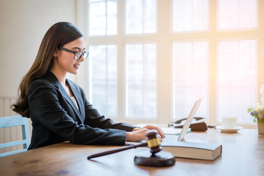 In the Spotlight: 3 Helpful Tips in Choosing the Right Lawyer