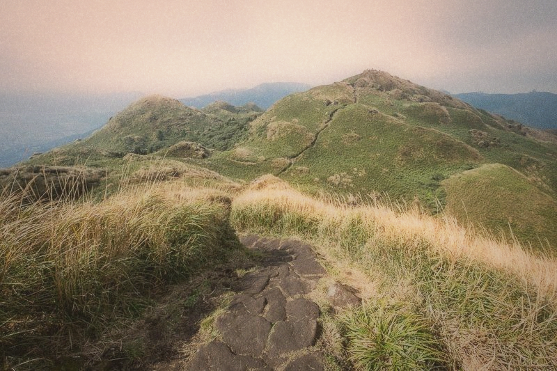 Datunshan ridge trail with rope section and mountain views