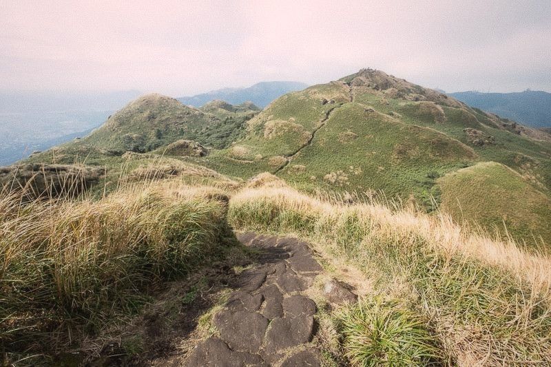 Datunshan ridge trail with rope section and mountain views