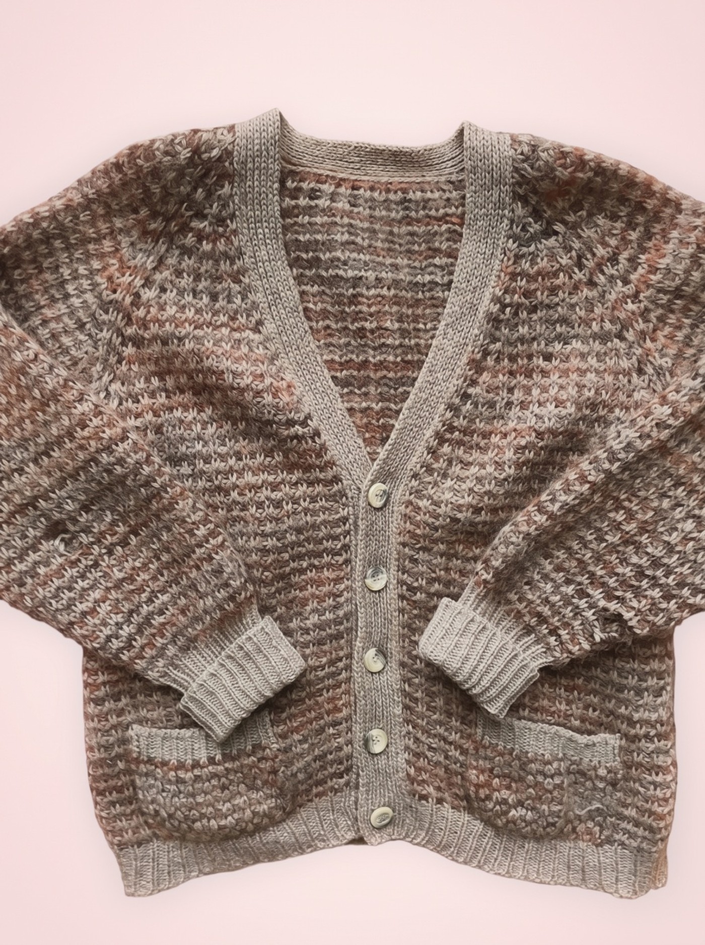 Illustration: a knitted cardigan.