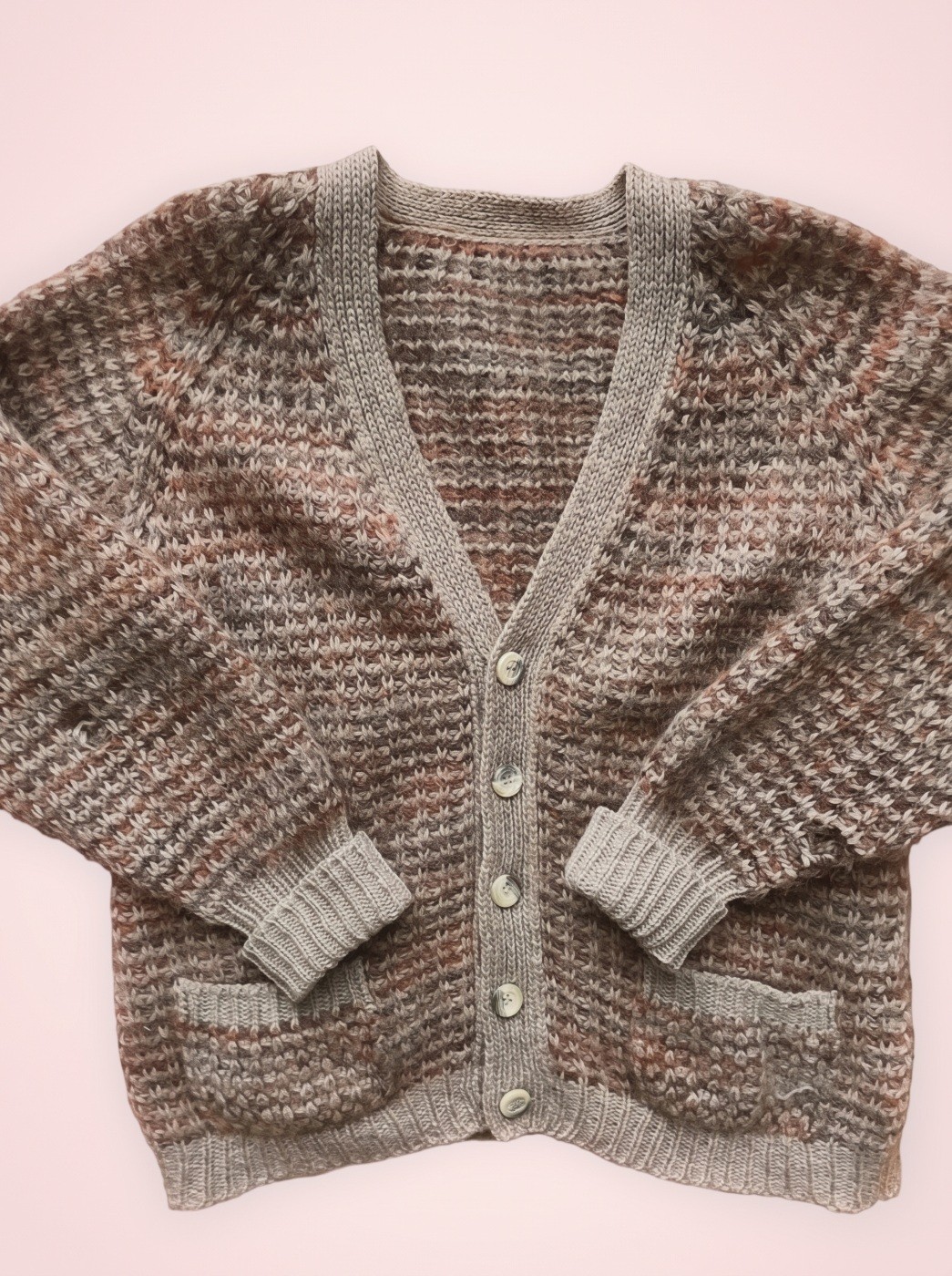 Illustration: a knitted cardigan.
