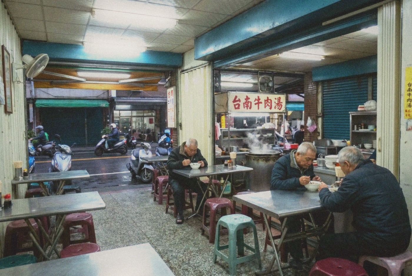 Small traditional Tainan beef soup shop at 5am