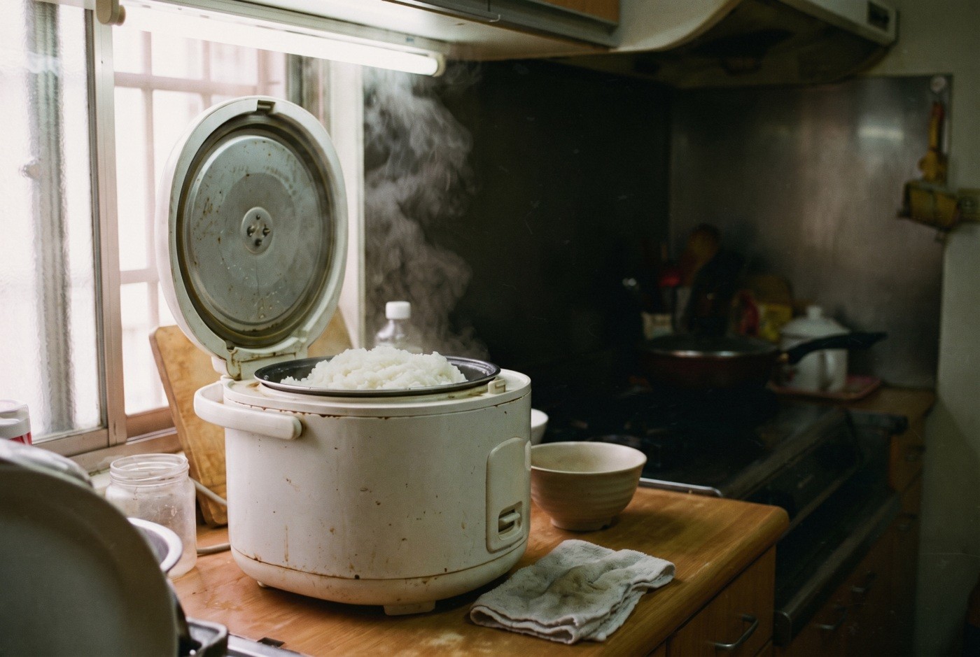 Illustration: Freshly cooked rice beside a kitchen window.