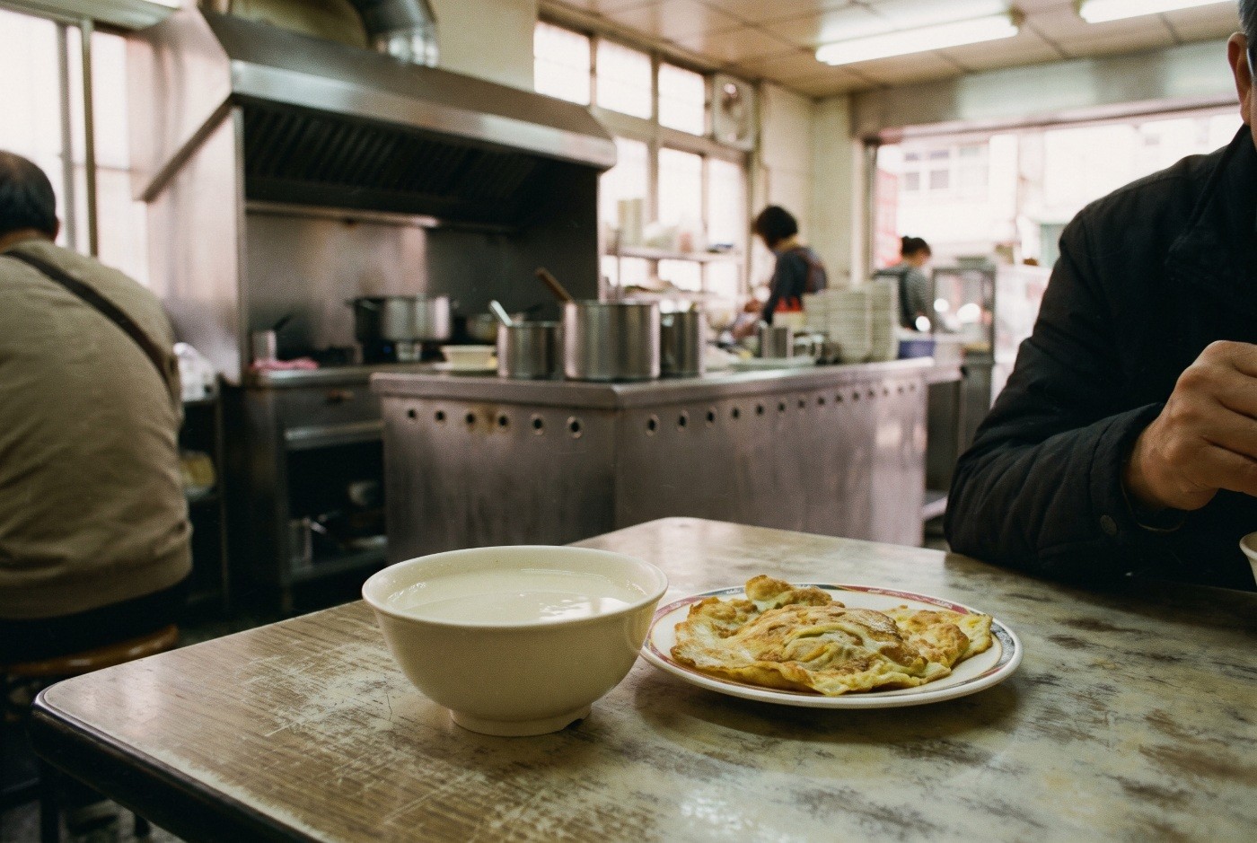 Illustration: Soy milk and an egg pancake at a breakfast shop.