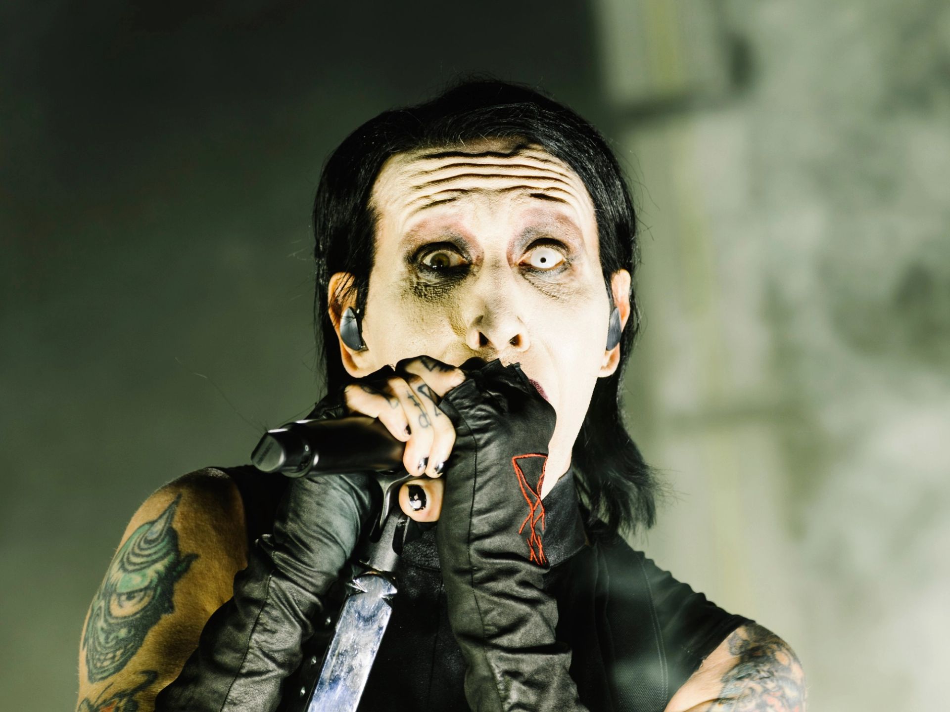 Foto de Marilyn Manson cantando en vivo y sosteniendo un micrófono en Ciudad de México - Fotografía por Alan Cortés