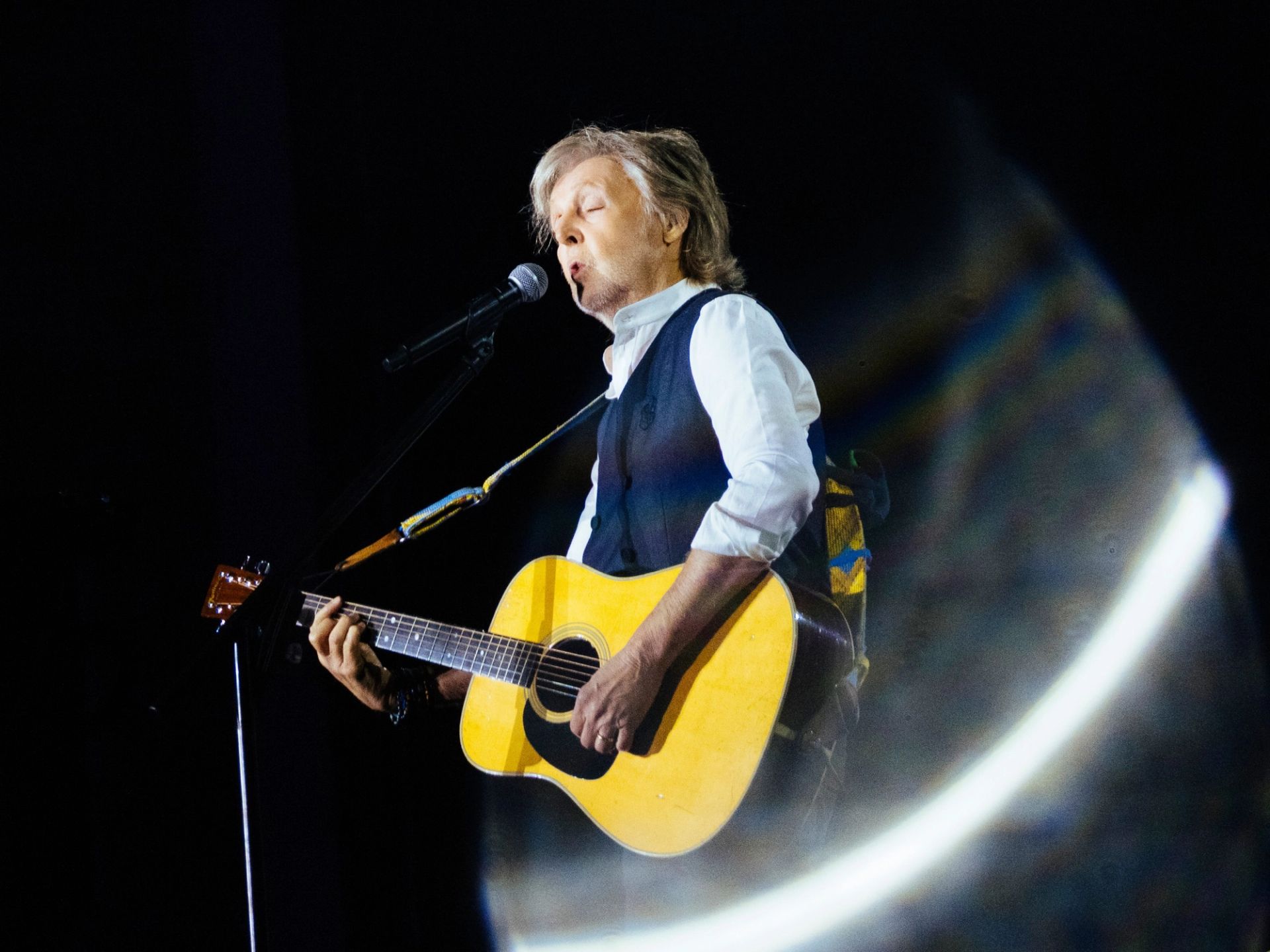 Paul McCartney tocando guitarra y cantando en concierto en vivo en Ciudad de México - Fotografía por Alan Cortés