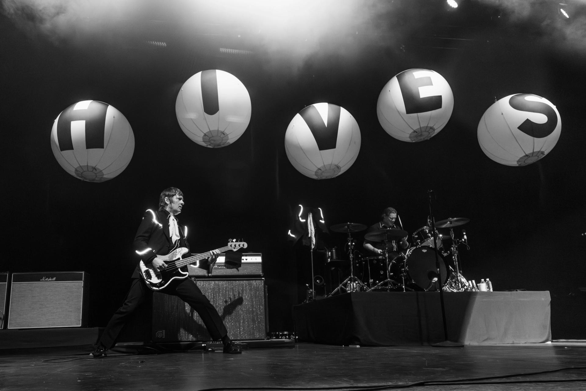 The Hives performing live on stage at Teatro Metropolitan in Mexico City, photographed by Alan Cortés