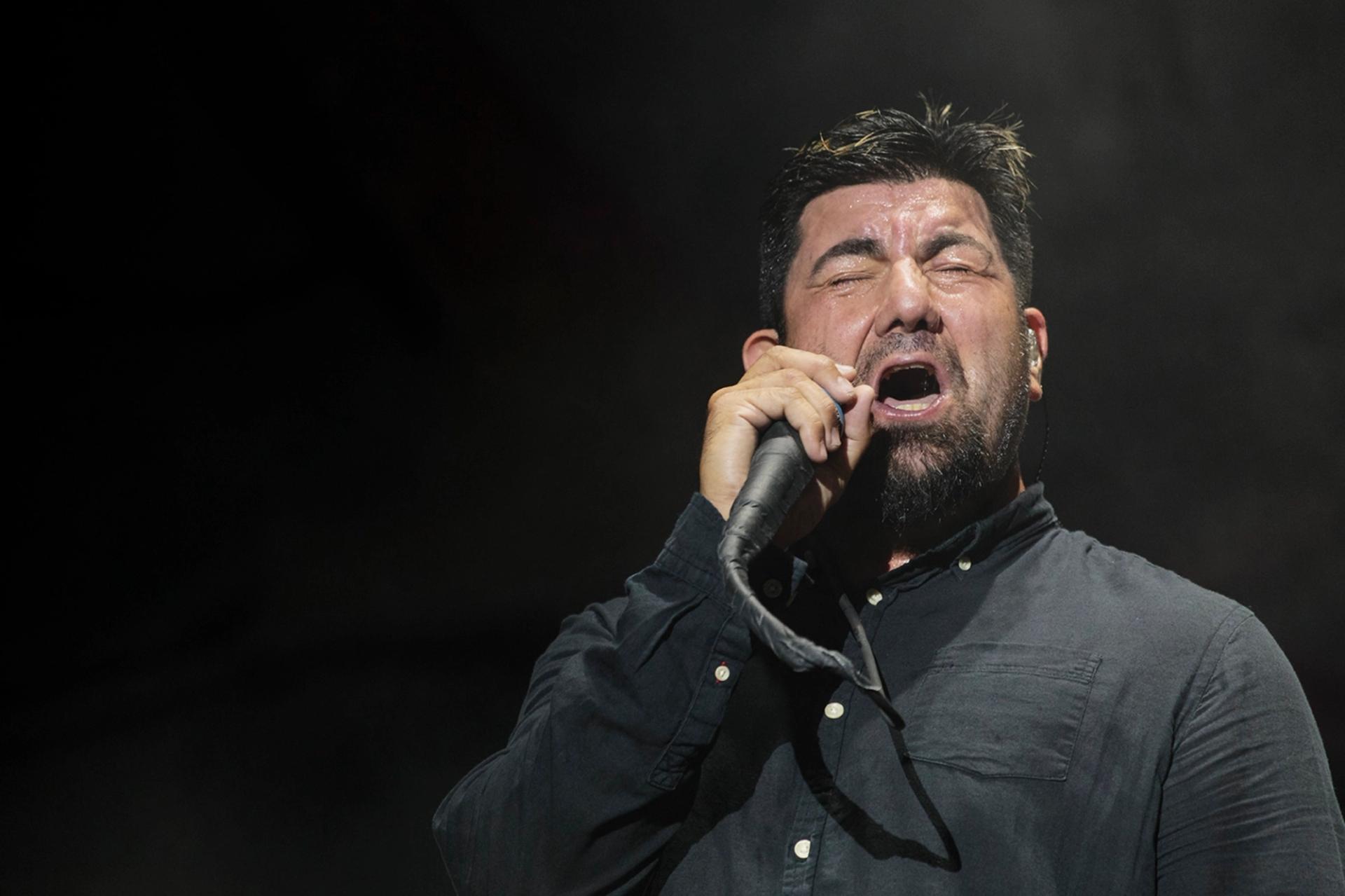 Chino Moreno de Deftones cantando en vivo en concierto en Ciudad de México, fotografía por Alan Cortés