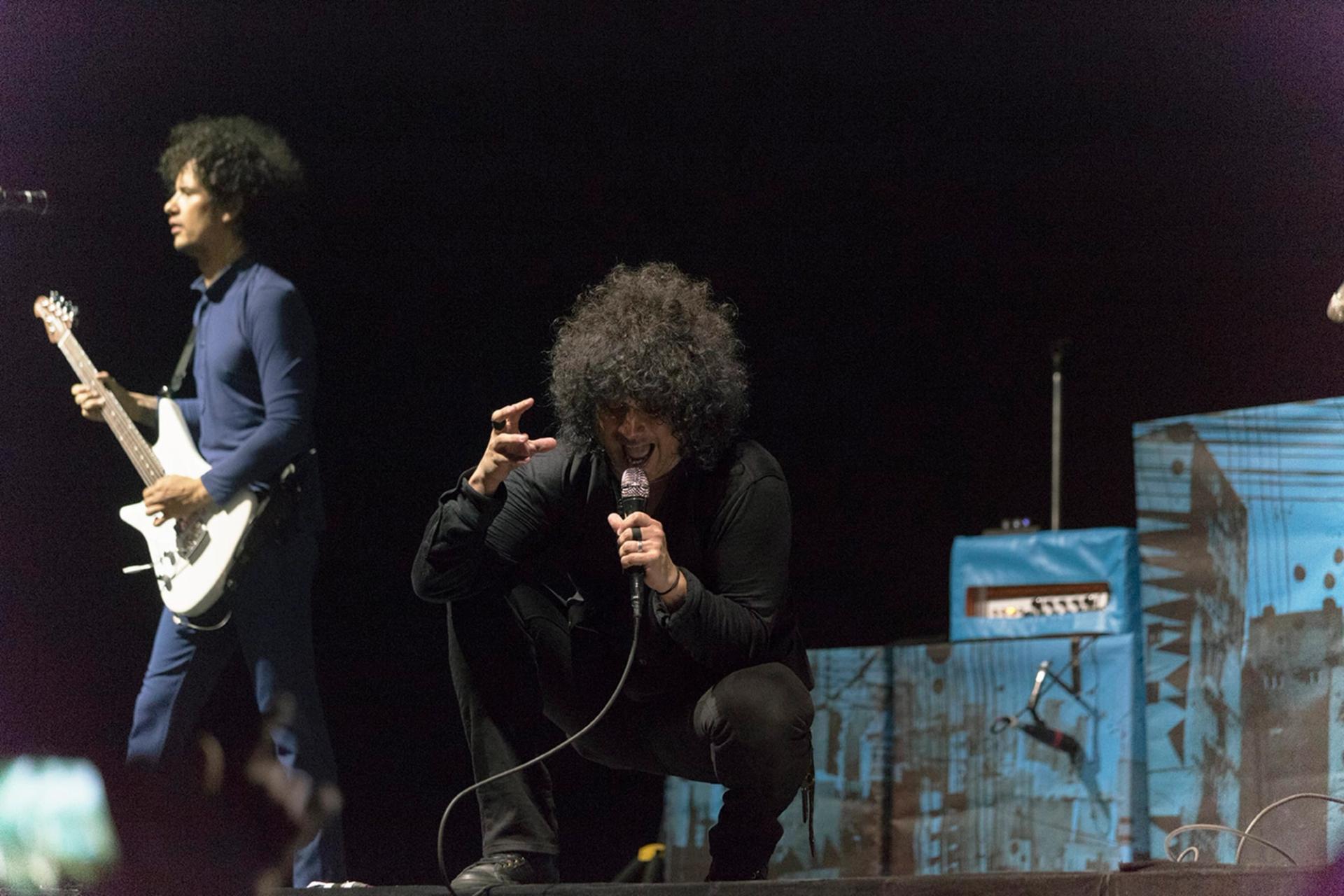 El cantante Cedric Bixler-Zavala y el guitarrista Omar Rodriguez López tocnado en vivo en concierto en Ciudad de México, fotografía por Alan Cortés