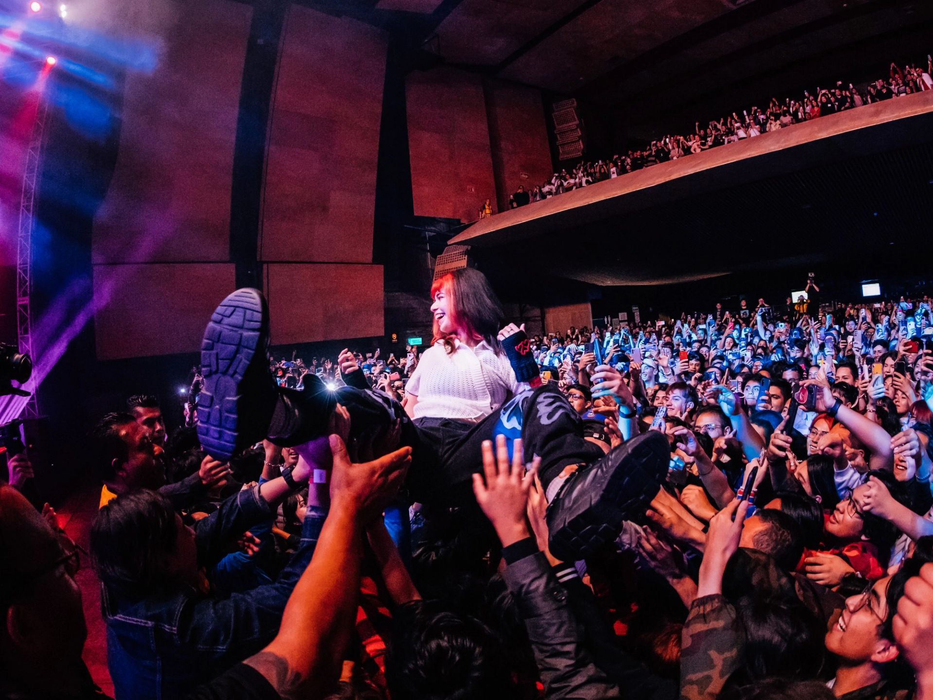 Bratty en vivo haciendo crowd surfing en concierto en Ciudad de México - Fotografía por Alan Cortés