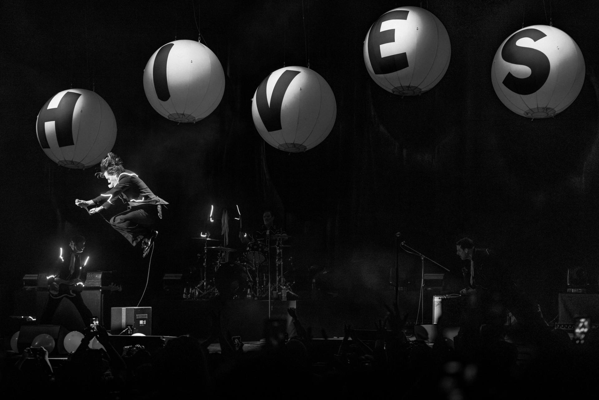 The Hives performing live on stage at Teatro Metropolitan in Mexico City, photographed by Alan Cortés