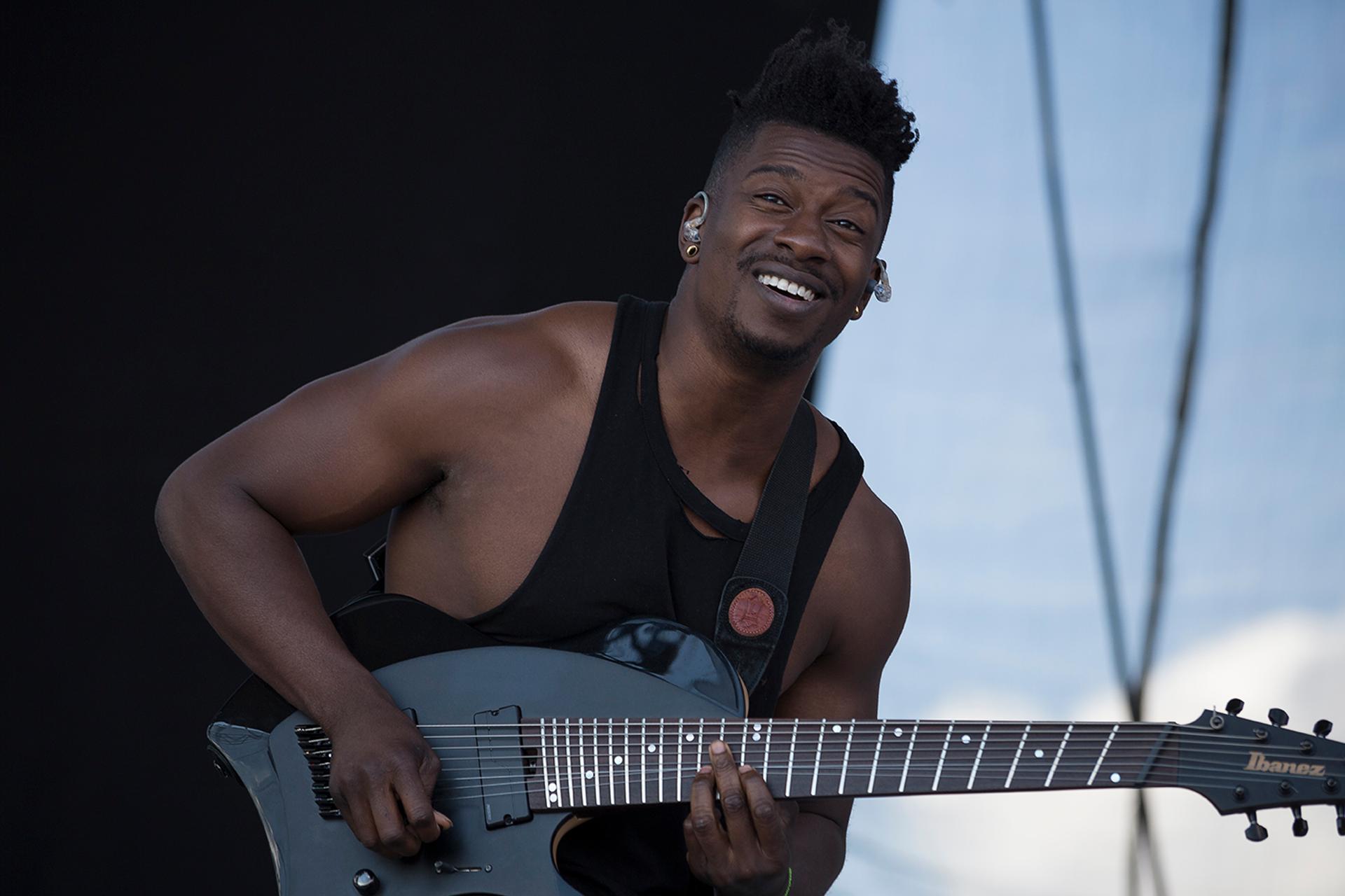 El guitarrista Tosin Abasi de Animals as Leaders tocando guitarra en vivo en concierto en Ciudad de México, fotografía por Alan Cortés