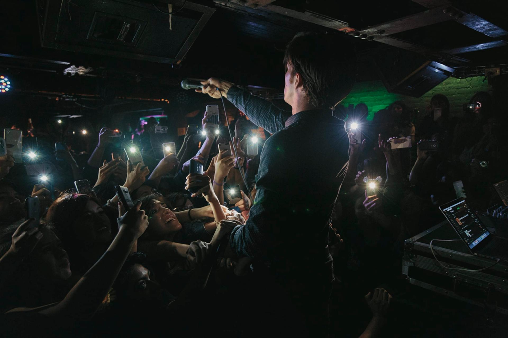 Foto de Drake Bell tocando en vivo en frente de una audiencia de fans en Ciudad de México, fotografía por Alan Cortés