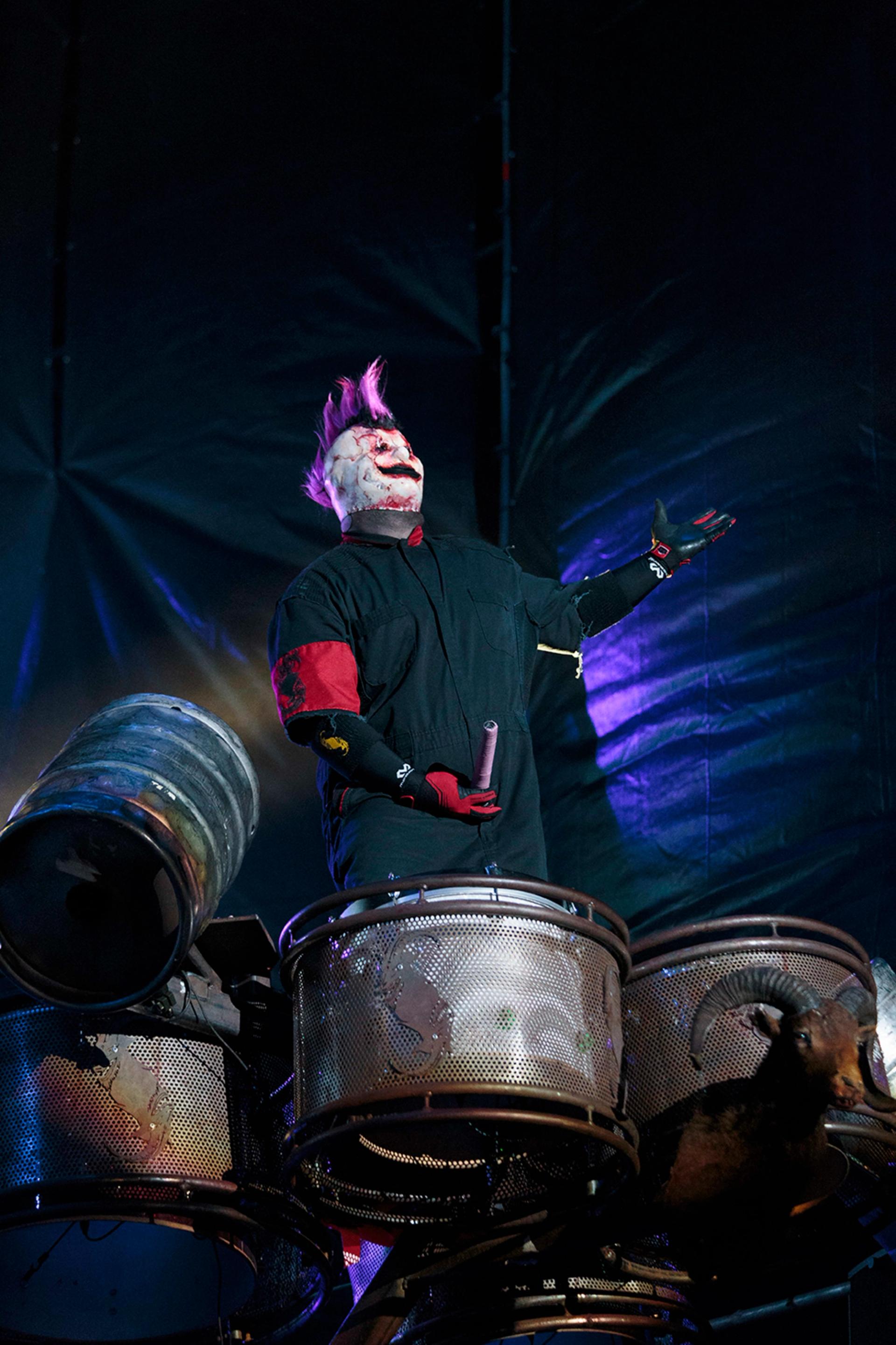 Slipknot tocando en vivo en concierto en Ciudad de México, fotografía por Alan Cortés