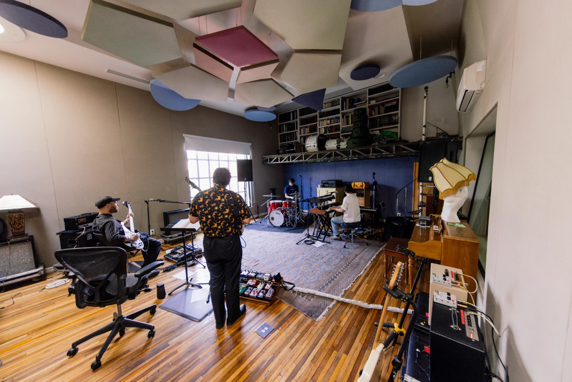Unknown Mortal Orchestra Ensayando en Panoram Studios en Ciudad de México - Fotografía por Alan Cortés