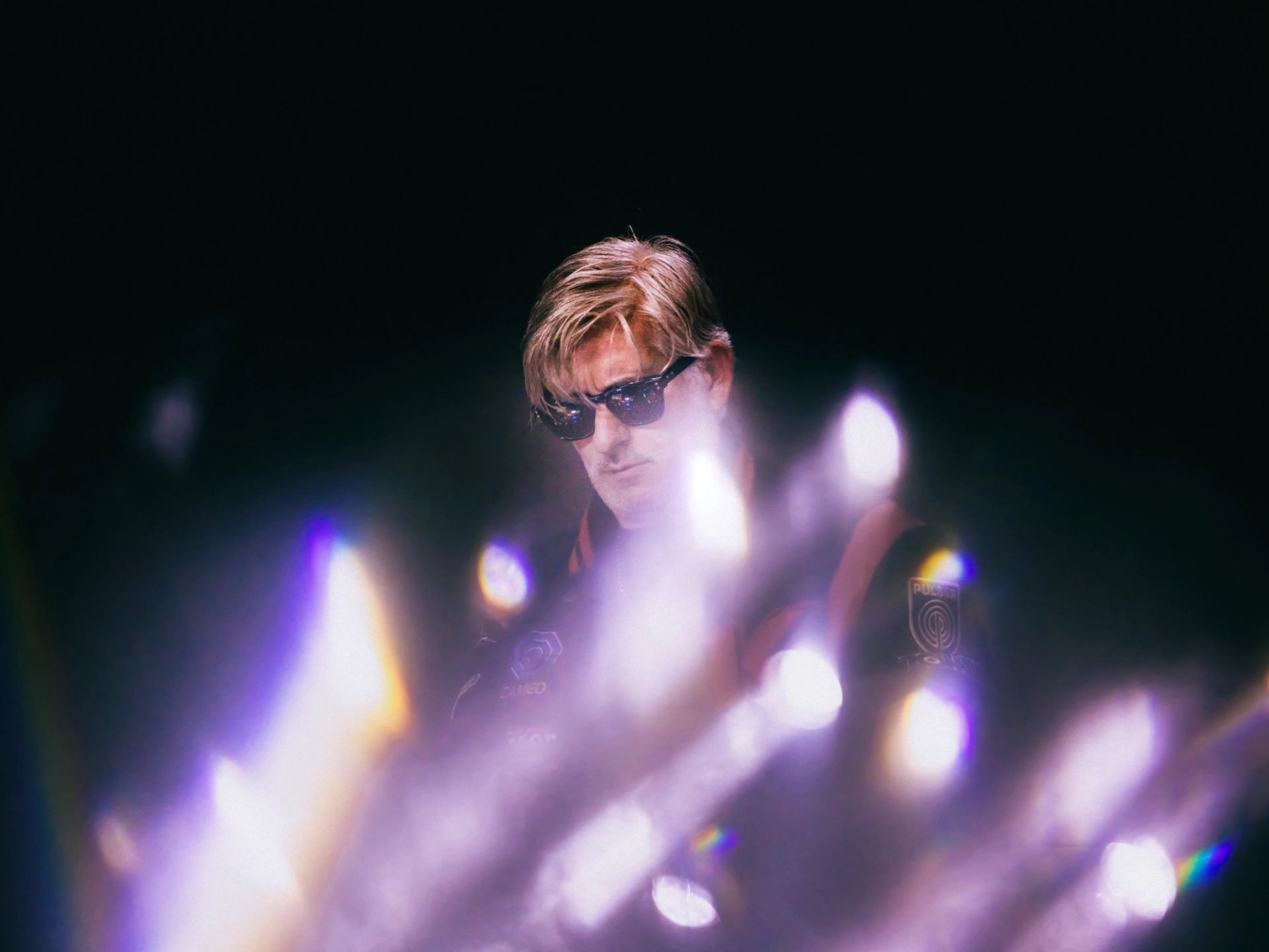 Foto estilizada de Kavinsky tocando sintetizadores en vivo - Fotografía por Alan Cortés en Ciudad de México