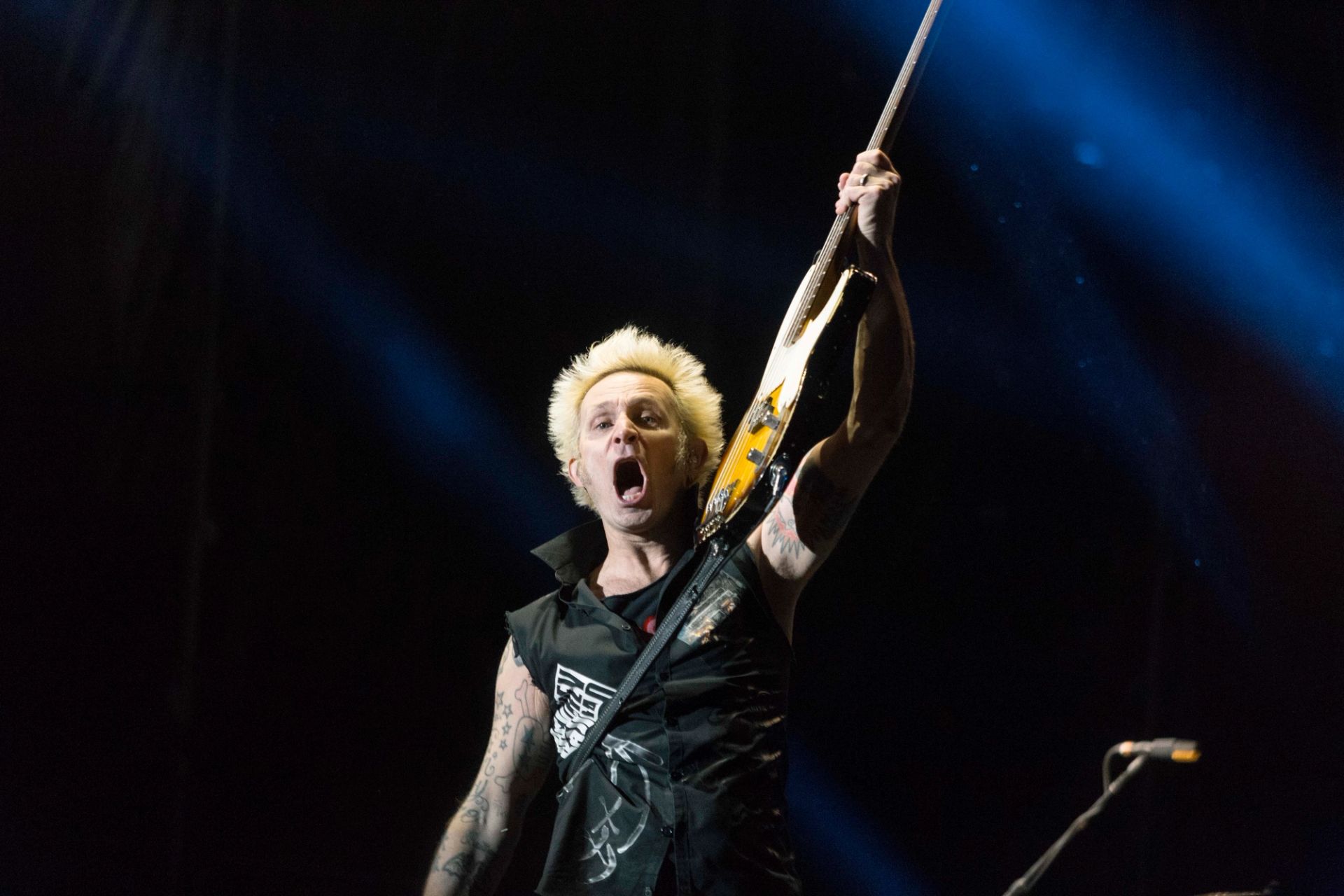 Mike Dirnt guitarrista de Green Day tocando en concierto en vivo en Ciudad de México, fotografía por Alan Cortés