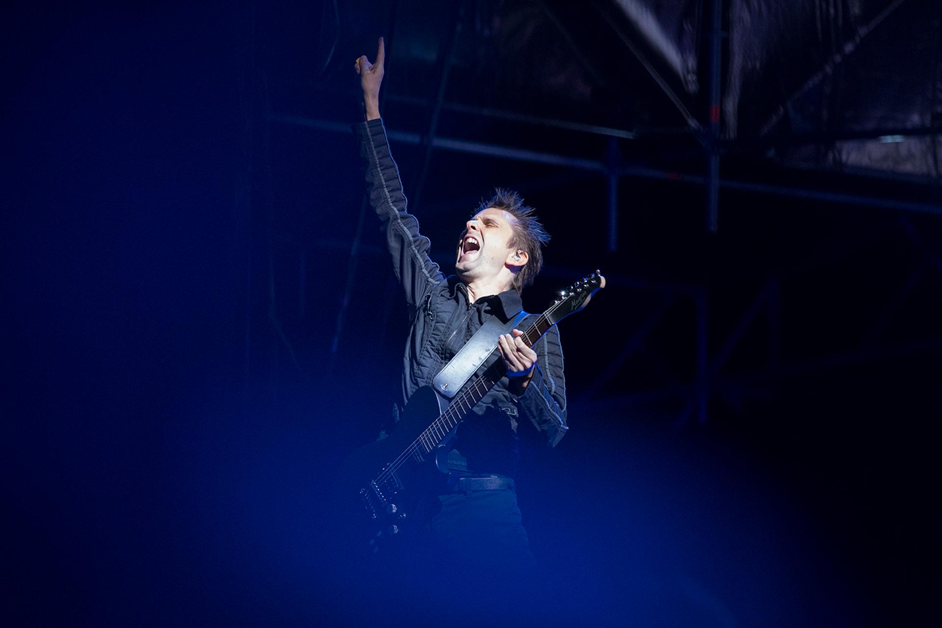 Foto de Matt Bellamy frontman de Muse tocando en concierto en vivo en Ciudad de México, fotografía por Alan Cortés