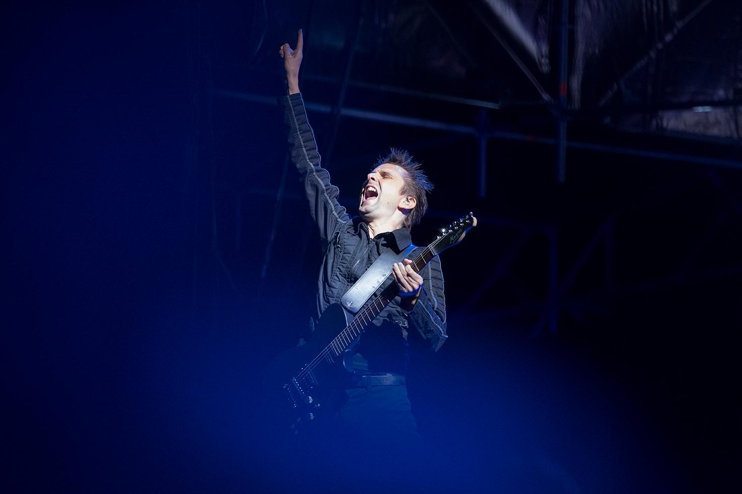 Foto de Matt Bellamy frontman de Muse tocando en concierto en vivo en Ciudad de México, fotografía por Alan Cortés