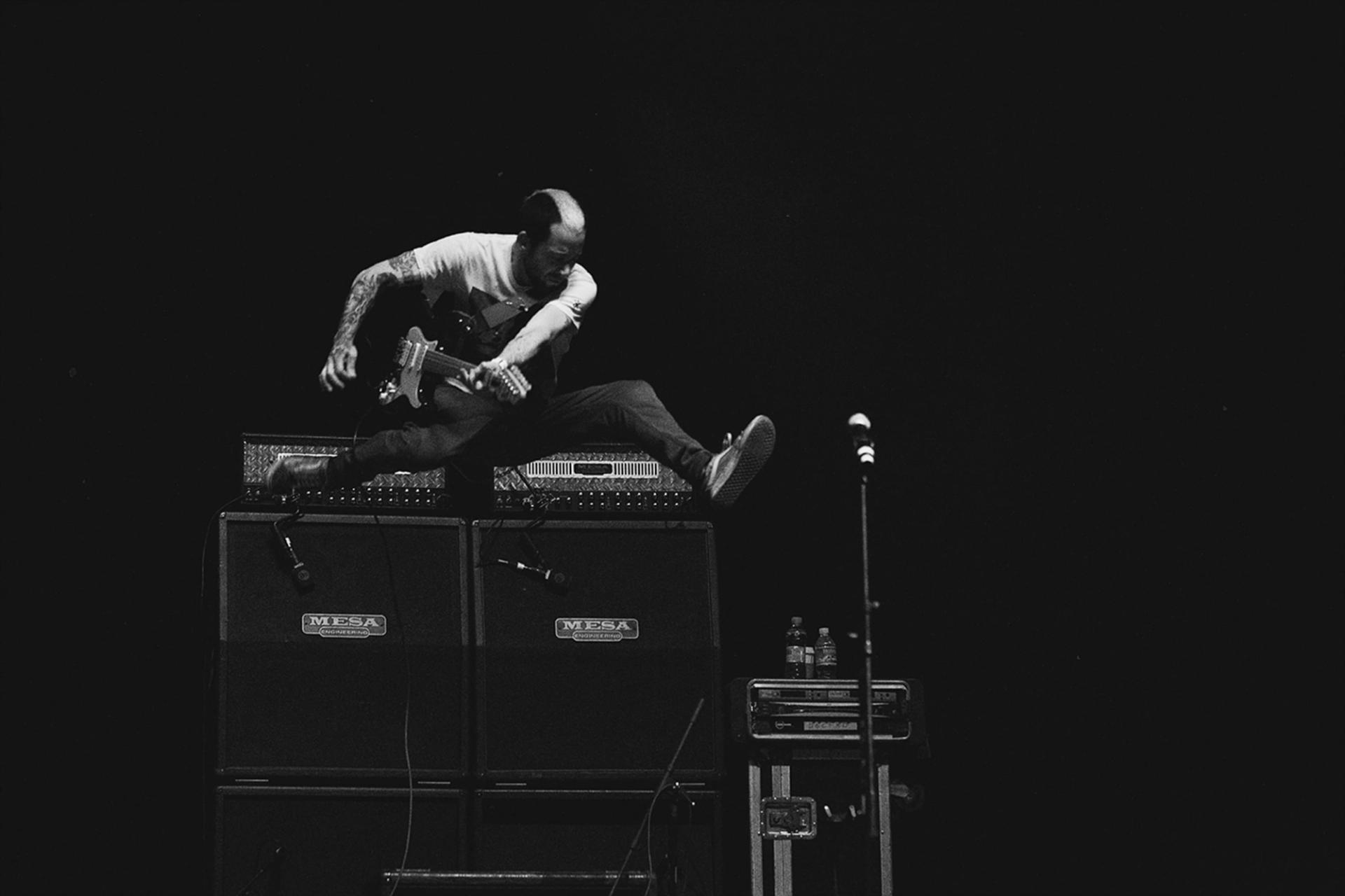 Foto de Dolores de Huevos tocnado en vivo en concierto en Ciudad de México, fotografía por Alan Cortés