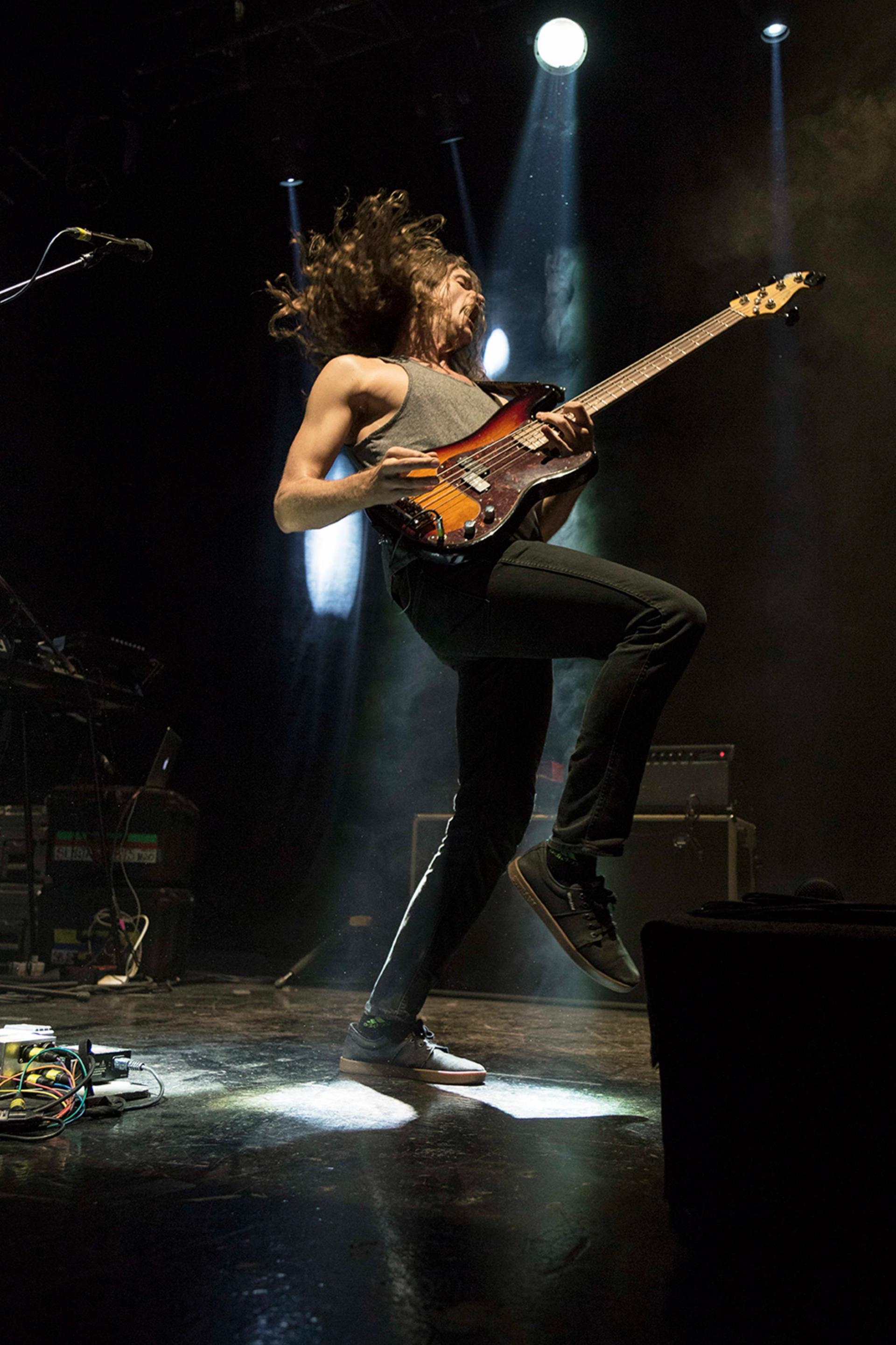 Foto de Kongos tocando en vivo en concierto en Ciudad de México, fotografía por Alan Cortés