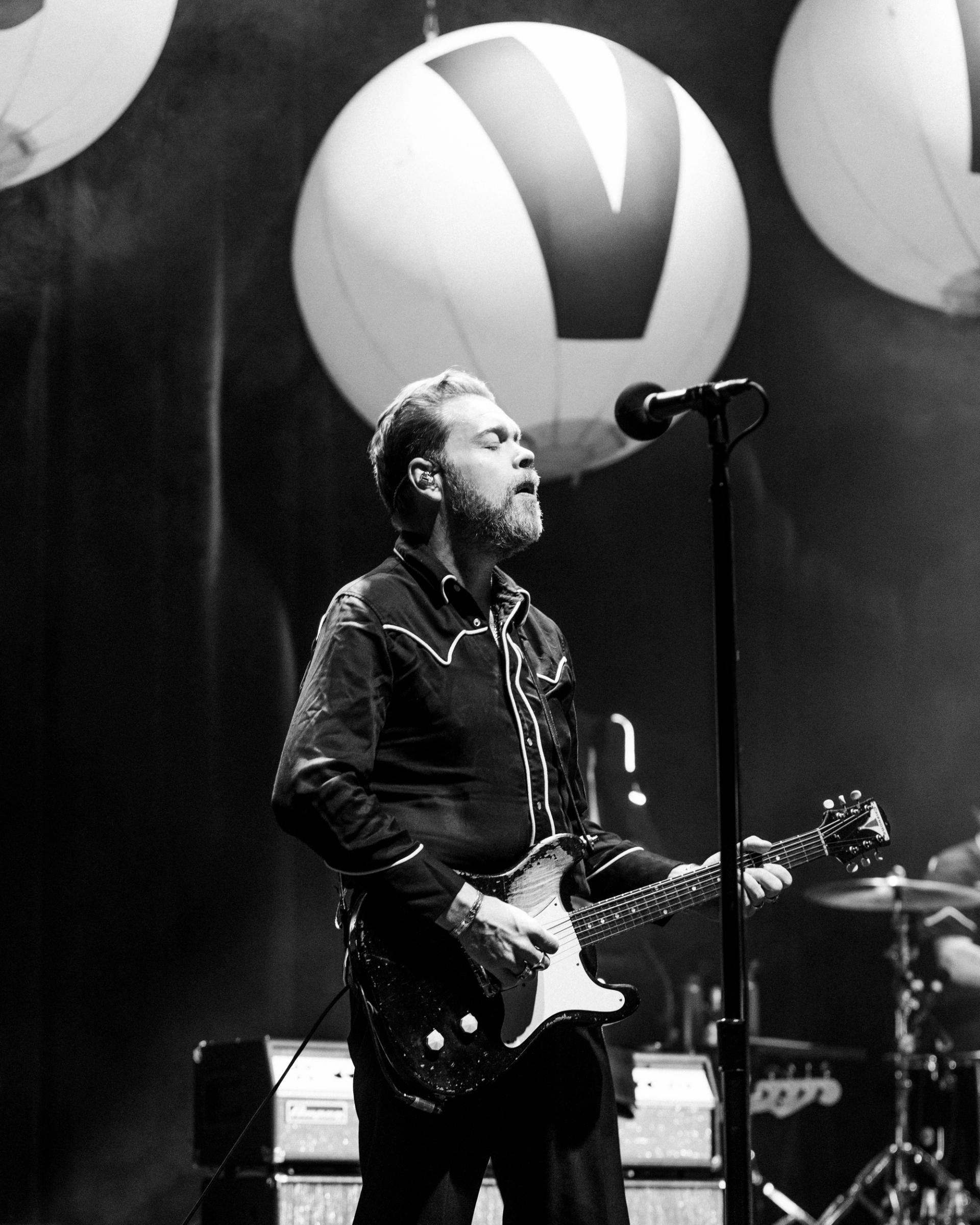 The Hives performing live on stage at Teatro Metropolitan in Mexico City, photographed by Alan Cortés