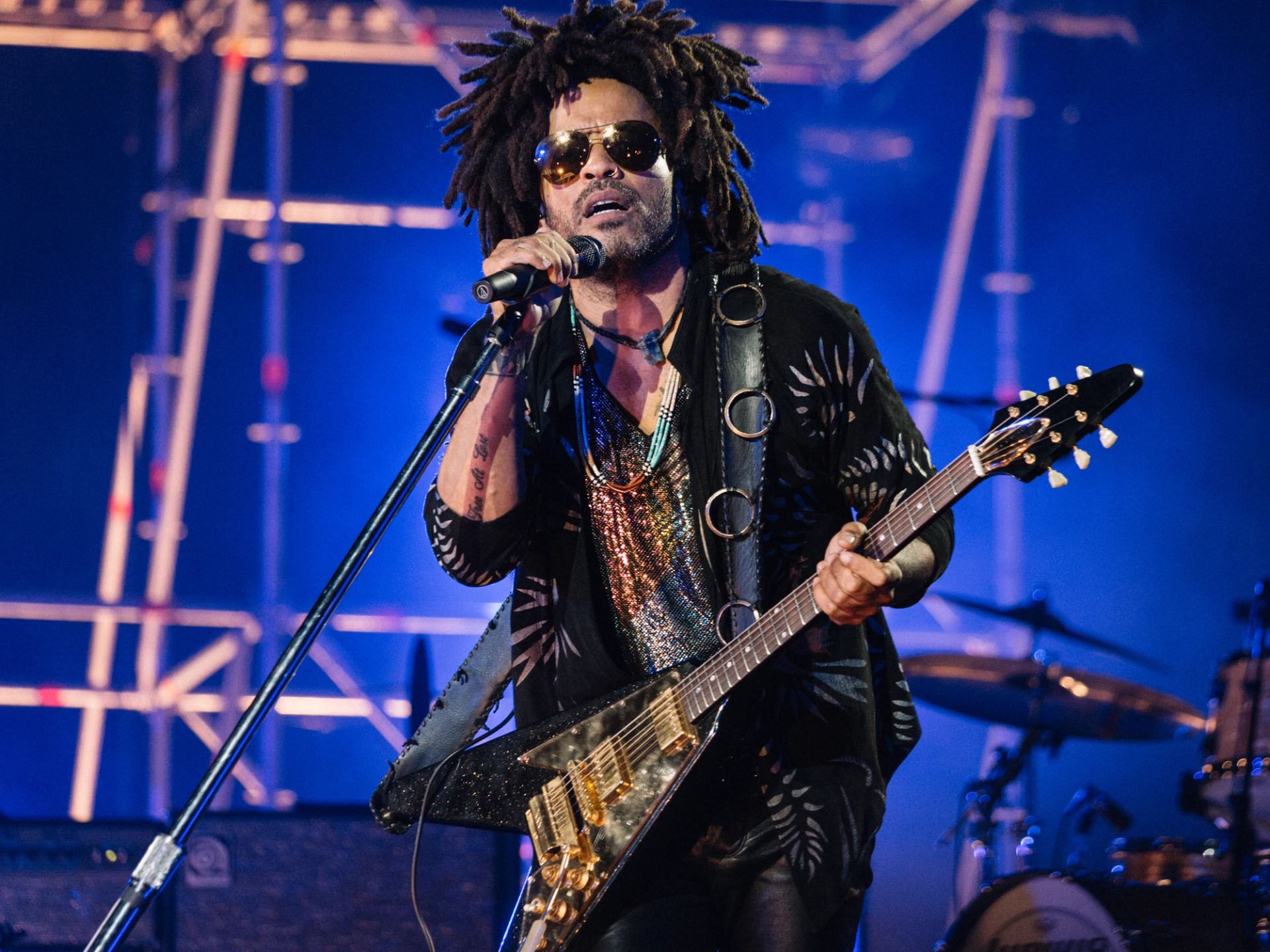 Lenny Kravitz en concierto en vivo en Ciudad de México, tocando guitarra y cantando - Fotografía por Alan Cortés