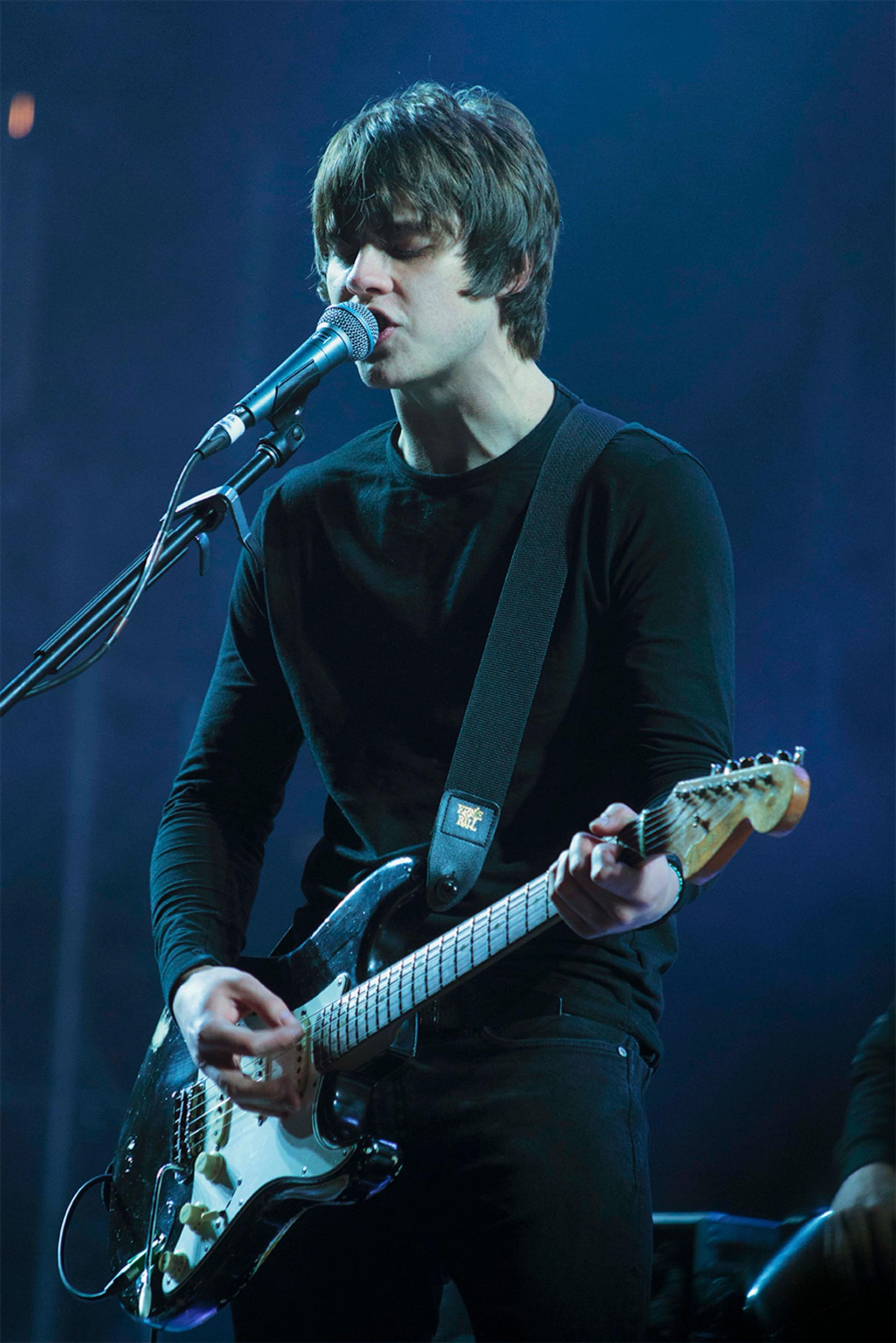 Foto de Jake Bugg tocando guitarra y cantando en vivo en concierto en Ciudad de México, fotografía por Alan Cortés