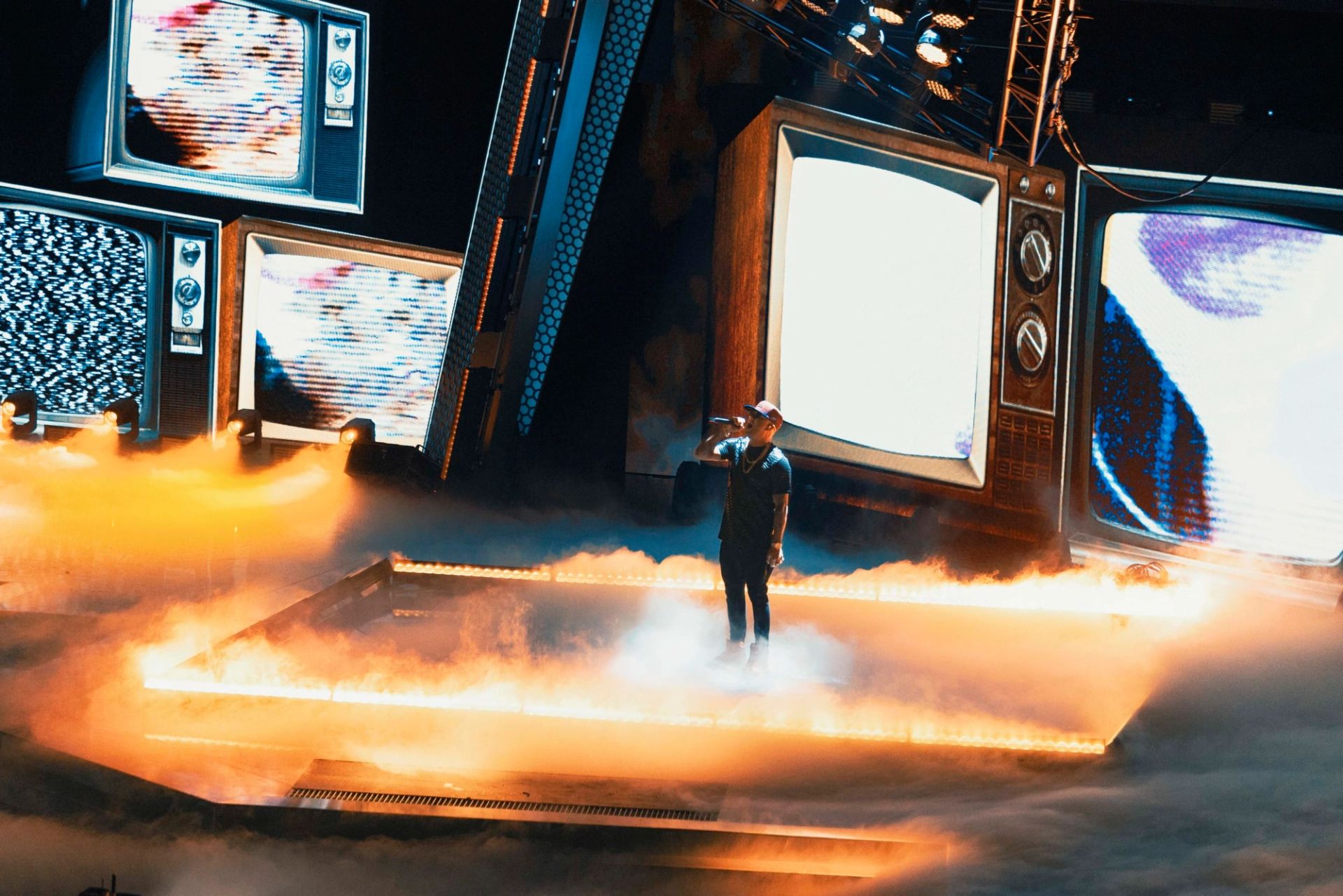 Plano abierto de Wisin cantando en vivo en concierto en Ciudad de México, fotografía por Alan Cortés