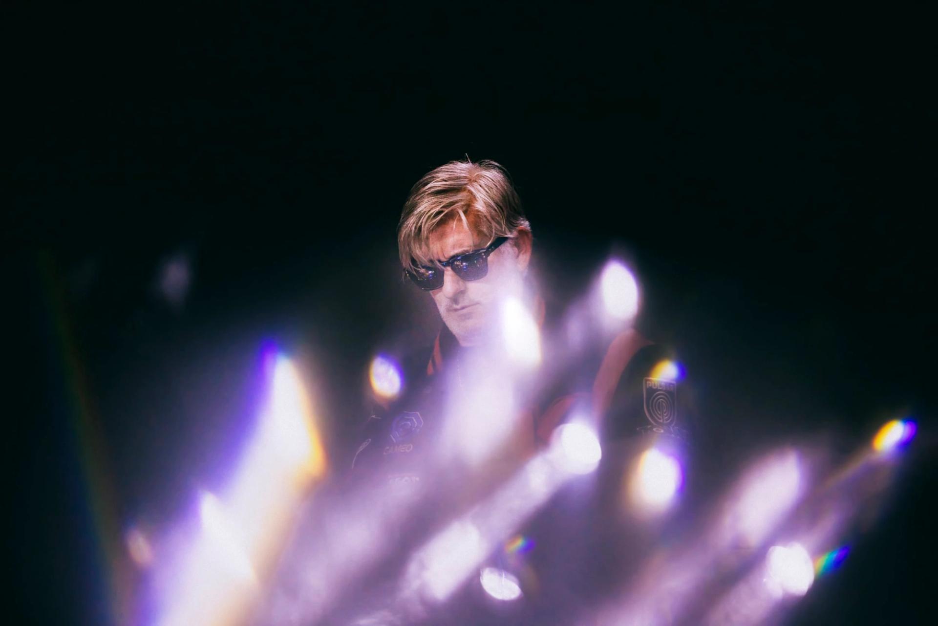 Foto estilizada del artista Kavinsky tocando en concierto en vivo en Ciudad de México, fotografía por Alan Cortés