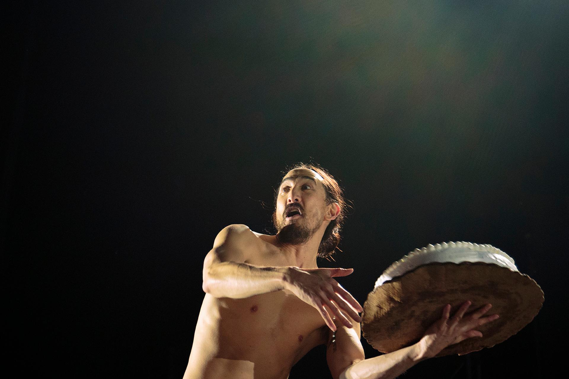 Steve Aoki tocando en concierto en vivo en Ciudad de México lanzando un pastel a la audiencia, fotografía por Alan Cortés