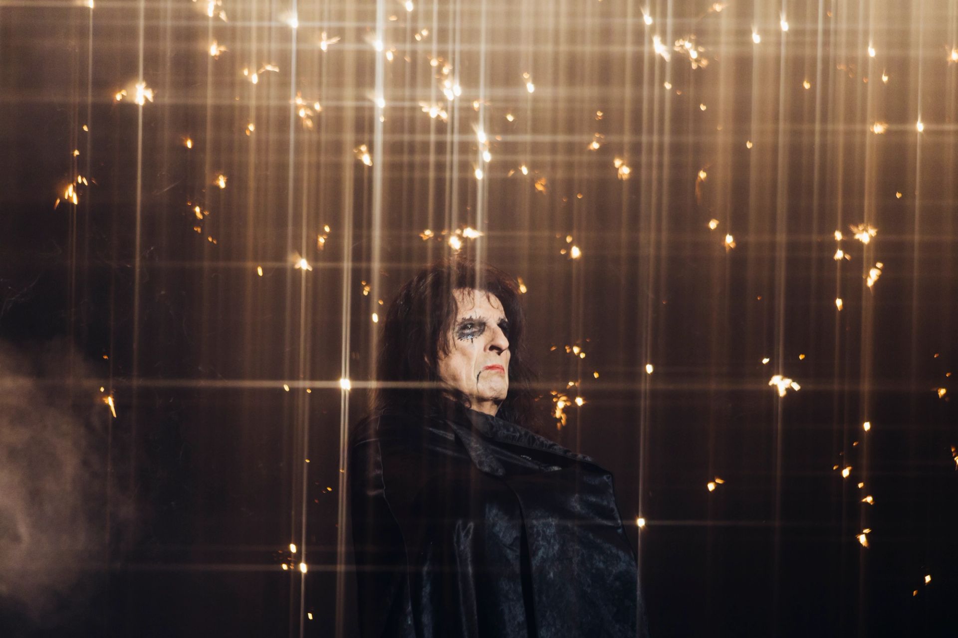 Alice Cooper singing and performing live on stage in Mexico City, photographed by Alan Cortés