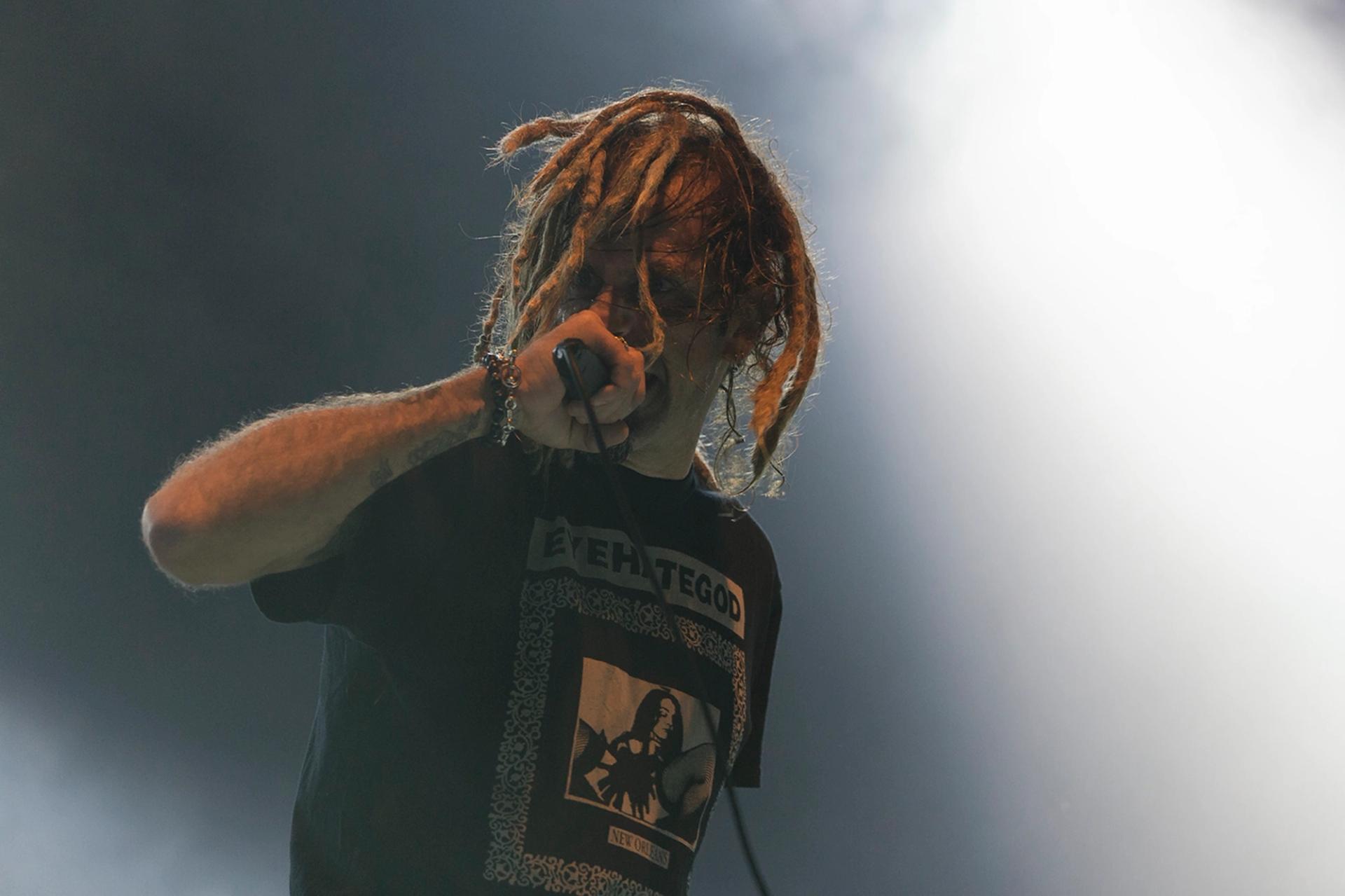 Cantante de Lamb of God, Randy Blythe, cantando en vivo en concierto en Ciudad de México, fotografía por Alan Cortés