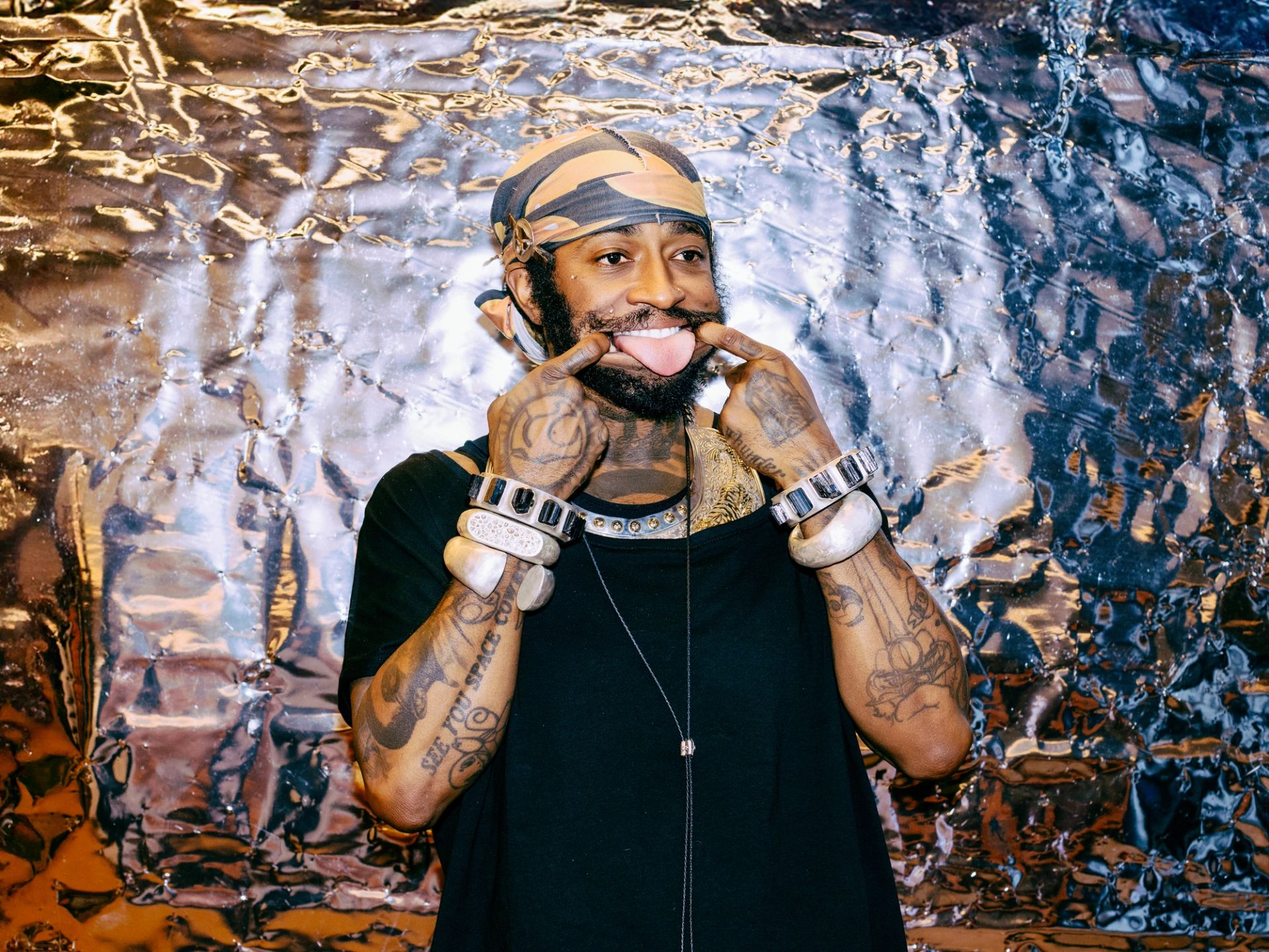 Retrato de Thundercat en Ciudad de México sonriendo y haciendo una expresión facial graciosa - Fotografía por Alan Cortés