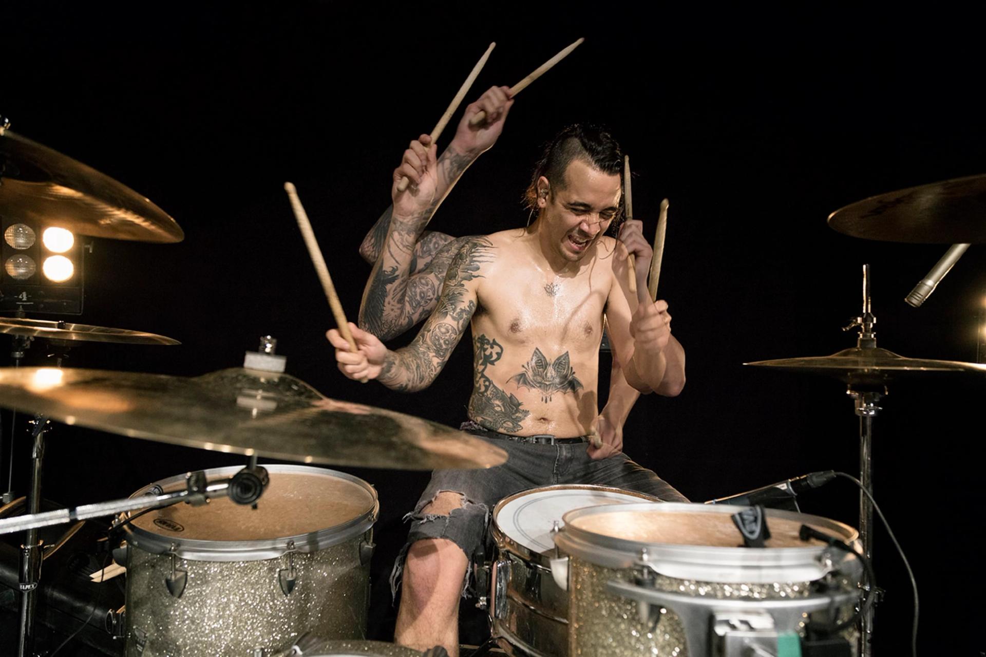 Baterista de la banda mexicana Gula tocando en concierto en vivo en Ciudad de México, fotografía por Alan Cortés