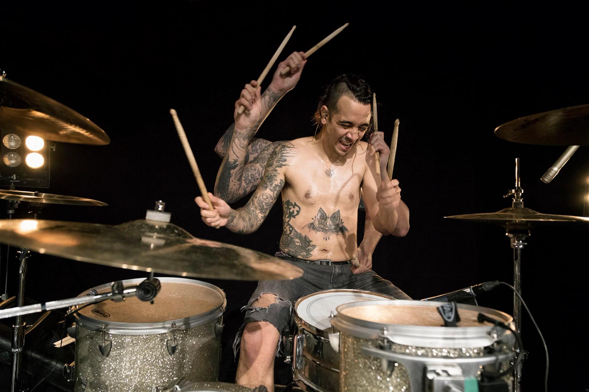 Baterista de la banda mexicana Gula tocando en concierto en vivo en Ciudad de México, fotografía por Alan Cortés